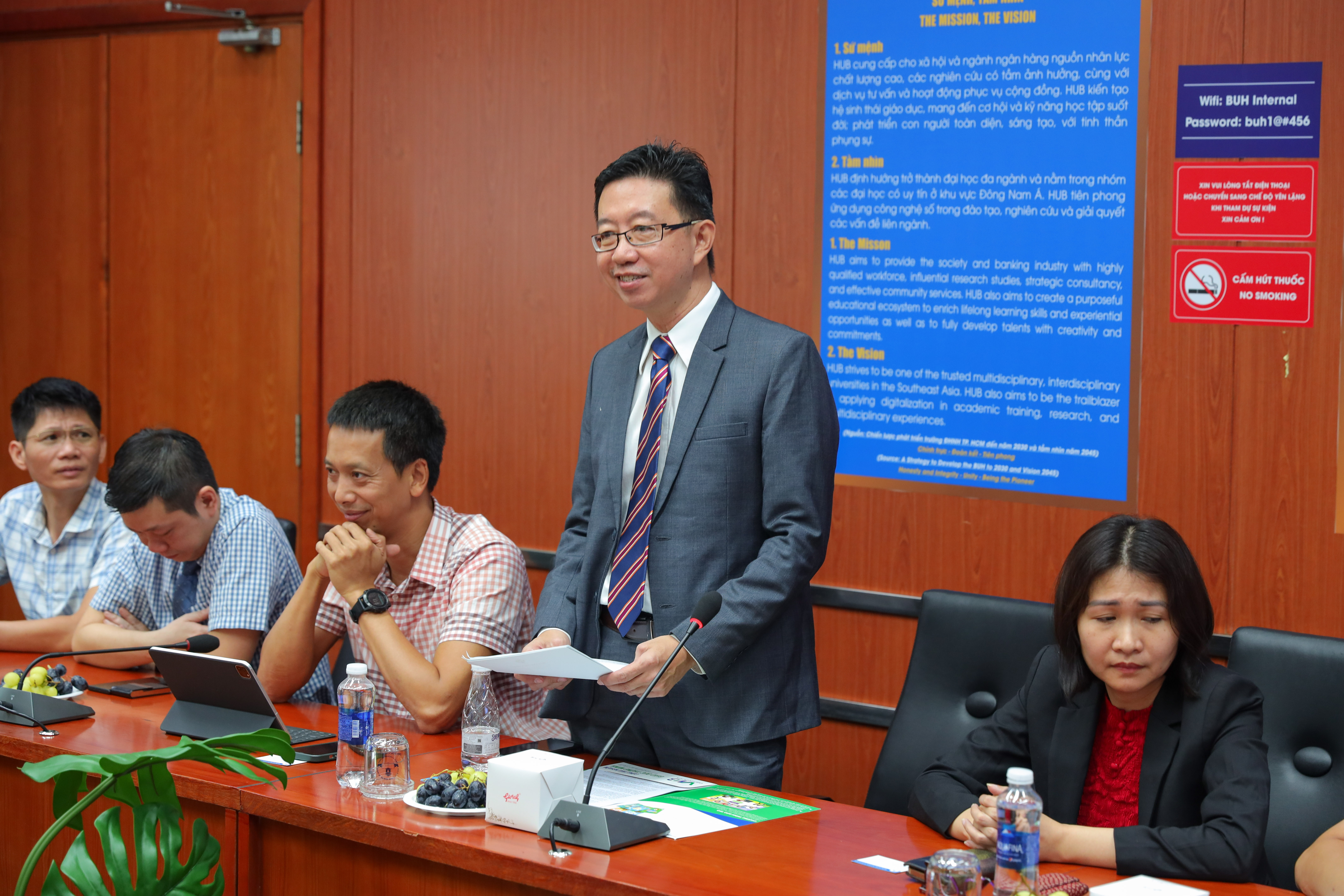 Lễ ký kết hợp đồng hợp tác Trường Đại học Ngân hàng TP Hồ Chí Minh với Công ty Cổ phần ICDL Việt Nam và Công ty Cổ phần Đầu tư Phát triển Sách và Học liệu Điện tử Việt Nam