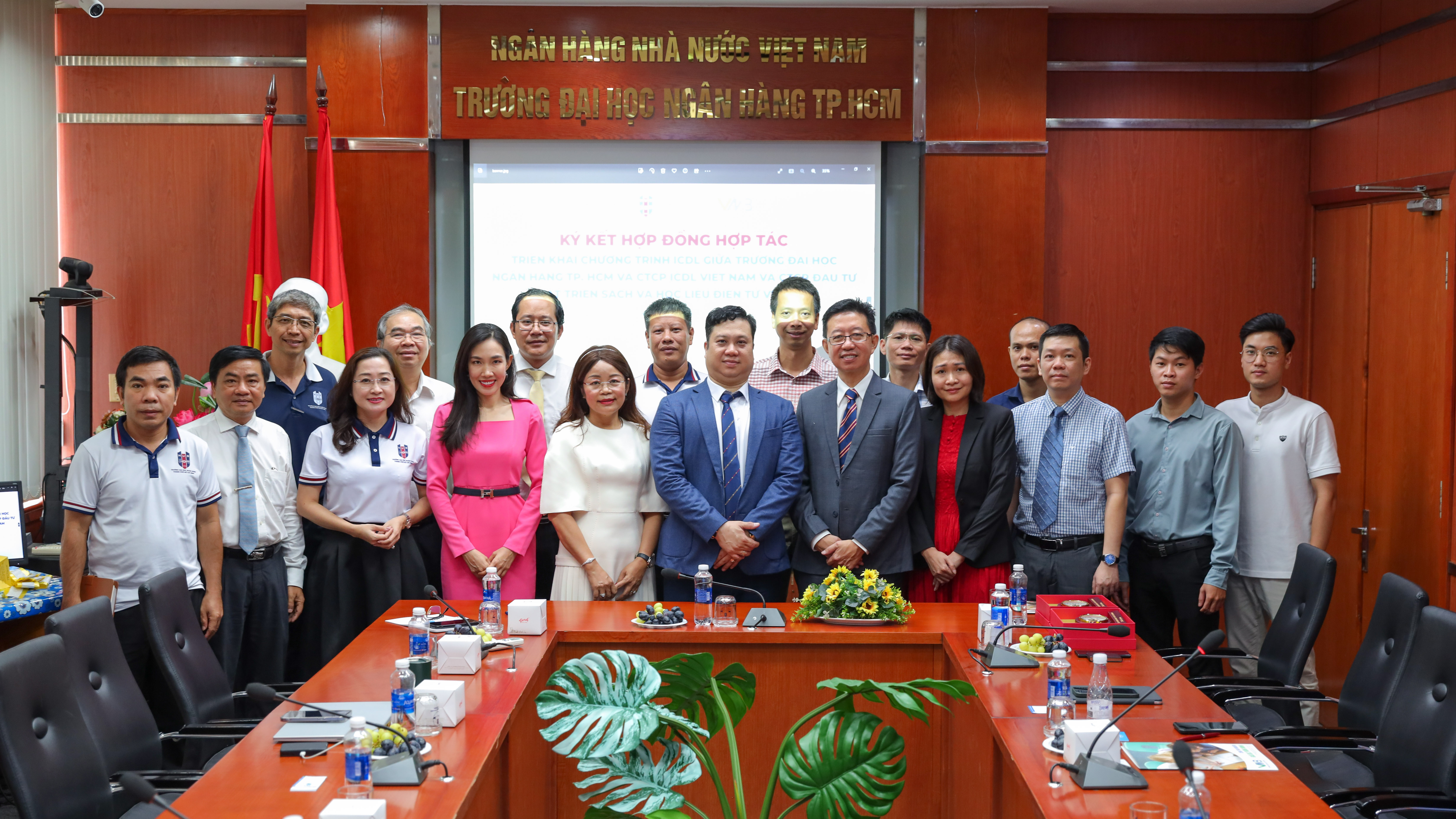 Lễ ký kết hợp đồng hợp tác Trường Đại học Ngân hàng TP Hồ Chí Minh với Công ty Cổ phần ICDL Việt Nam và Công ty Cổ phần Đầu tư Phát triển Sách và Học liệu Điện tử Việt Nam