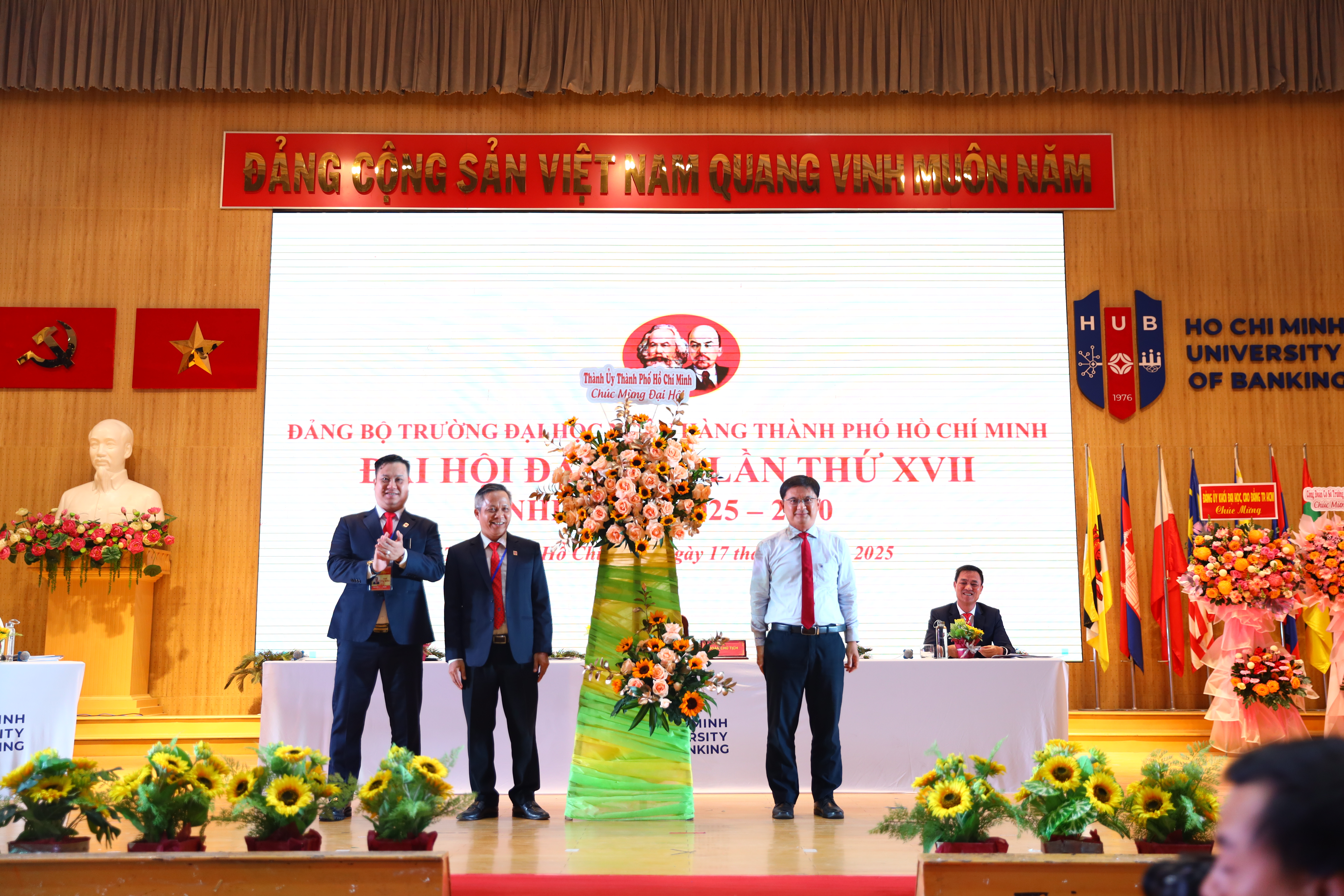Đồng chí Nguyễn Mạnh Cường - Đại diện Thành ủy tặng hoa Chúc mừng Đại hội