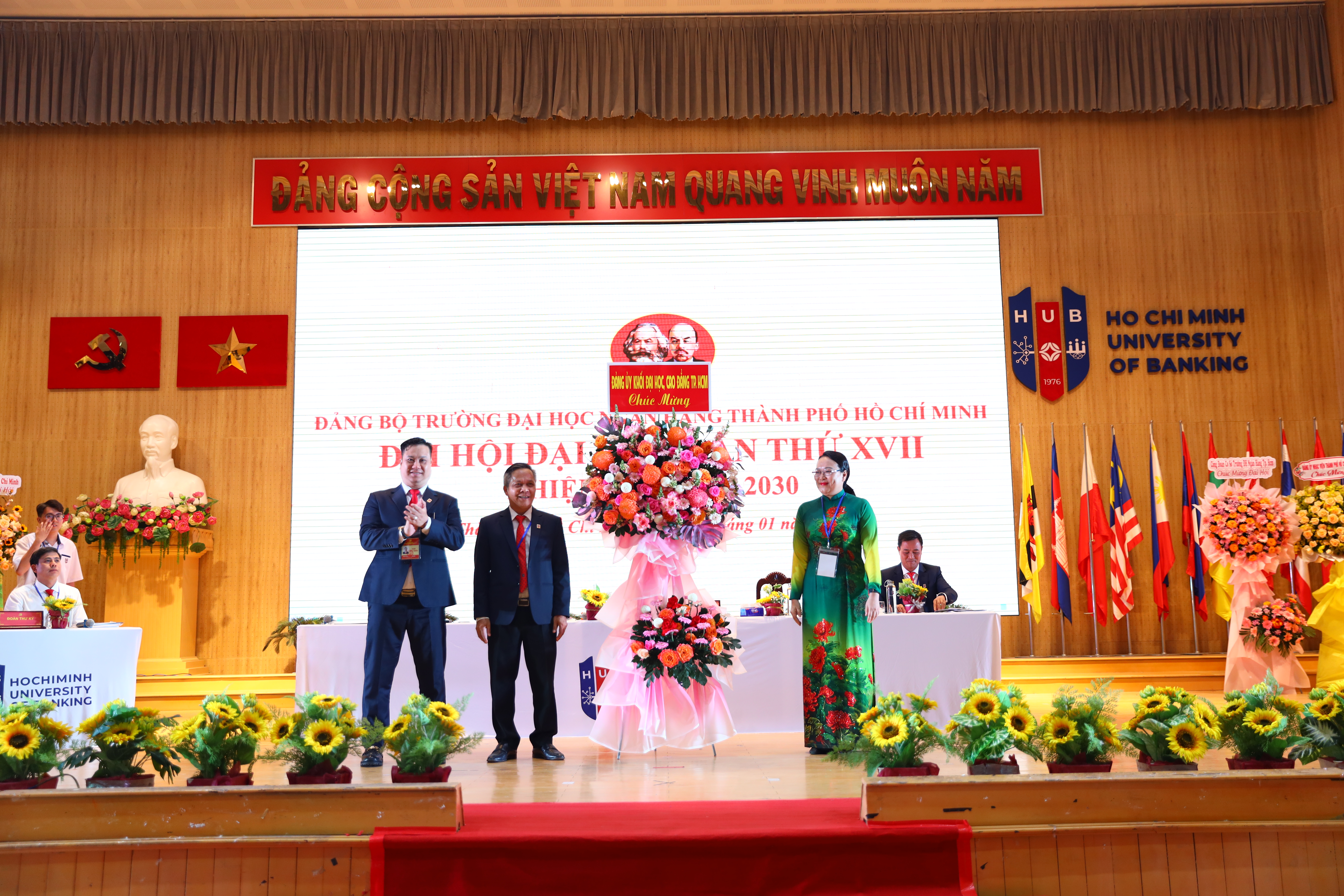 Đồng chí Nguyễn Thị Minh Hồng - Bí thư Đảng ủy Khối Đại học, Cao đẳng TPHCM tặng hoa chúc mừng Đại hội