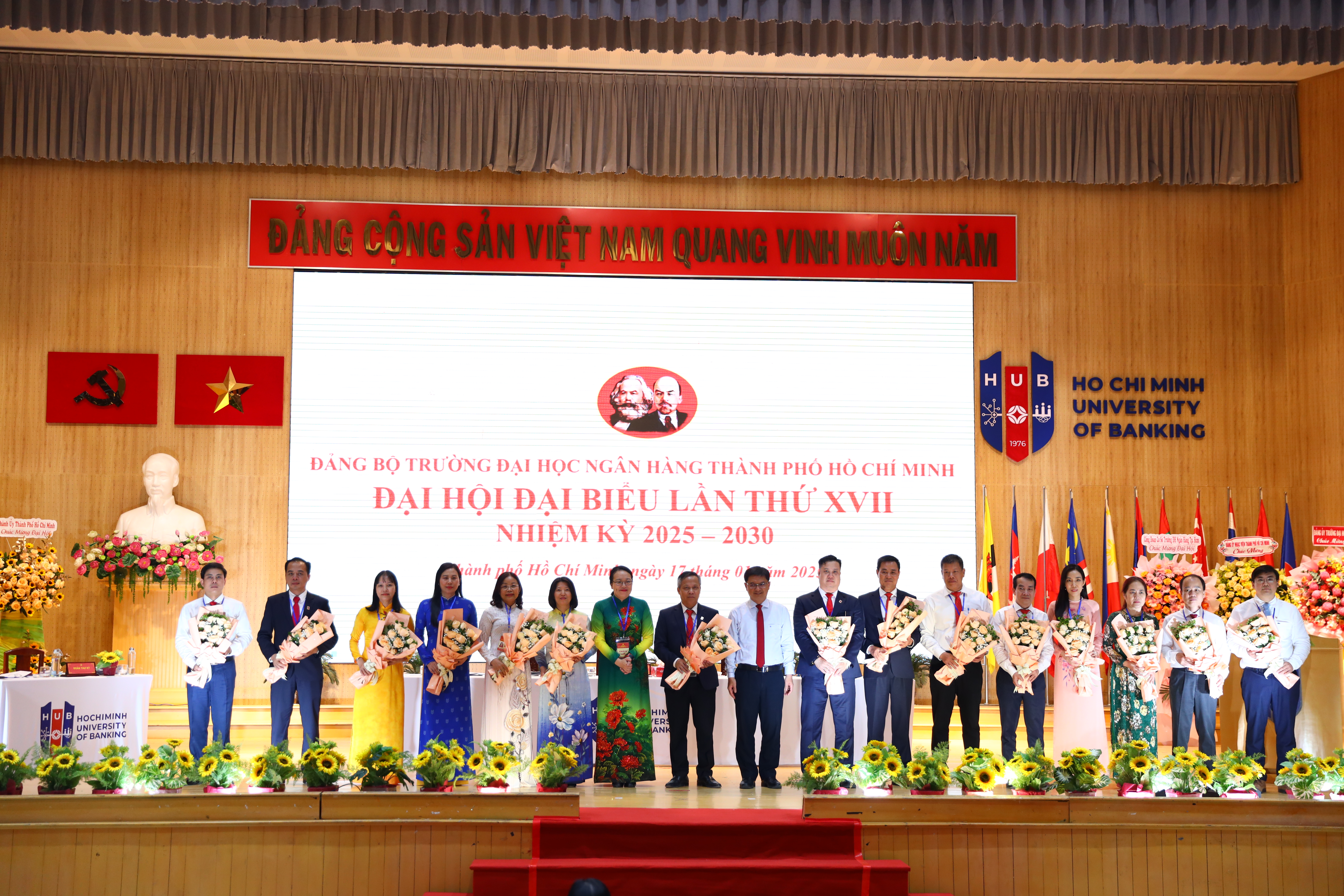 Đồng chí Nguyễn Thị Minh Hồng và Đồng chí Nguyễn Mạnh Cường tặng hoa Chúc mừng Ban chấp hành nhiệm kỳ 2025 -2030