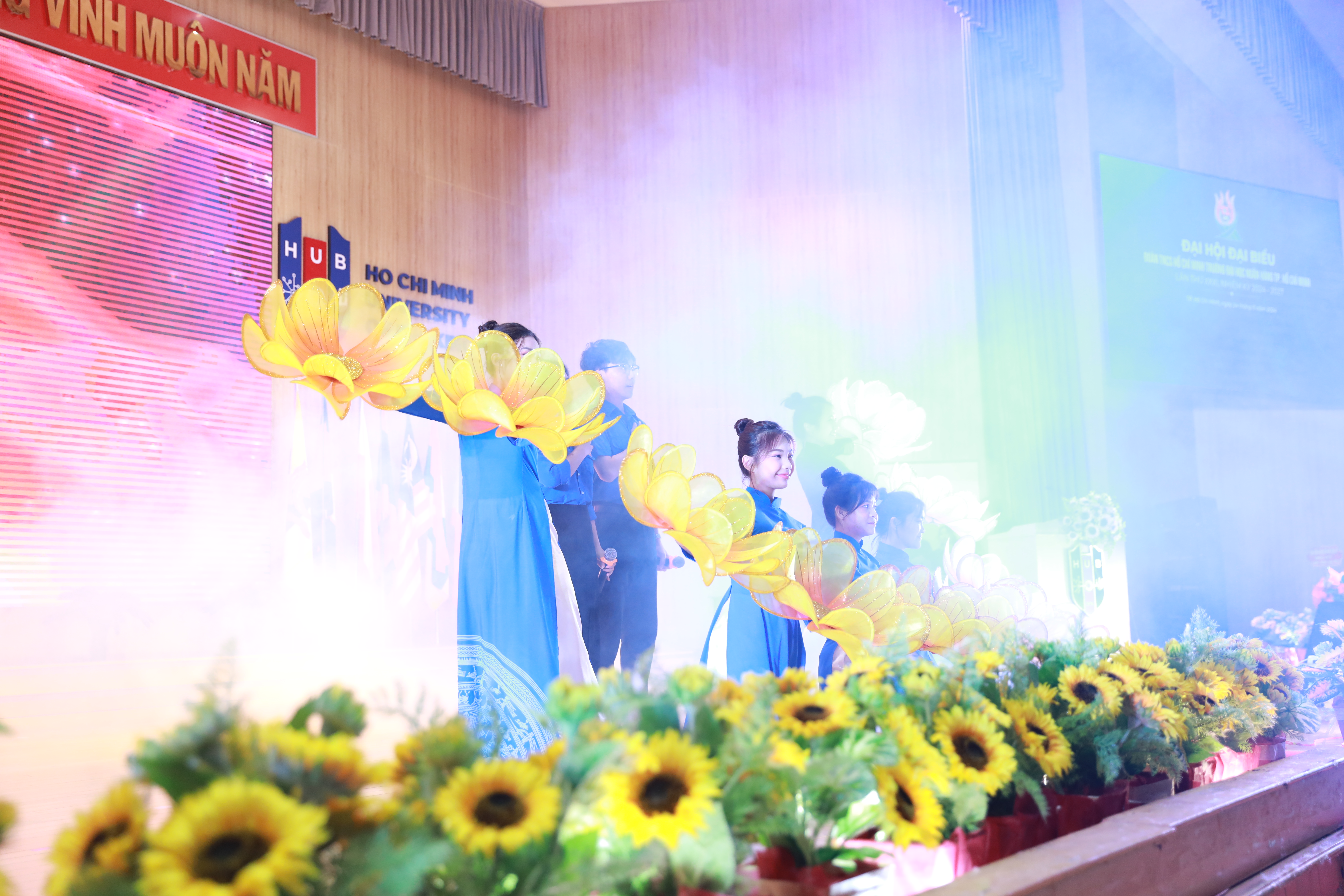 Tiết mục văn nghệ chào mừng Đại hội đại biểu Đoàn TNCS Hồ Chí Minh Trường Đại học Ngân hàng TP. HCM