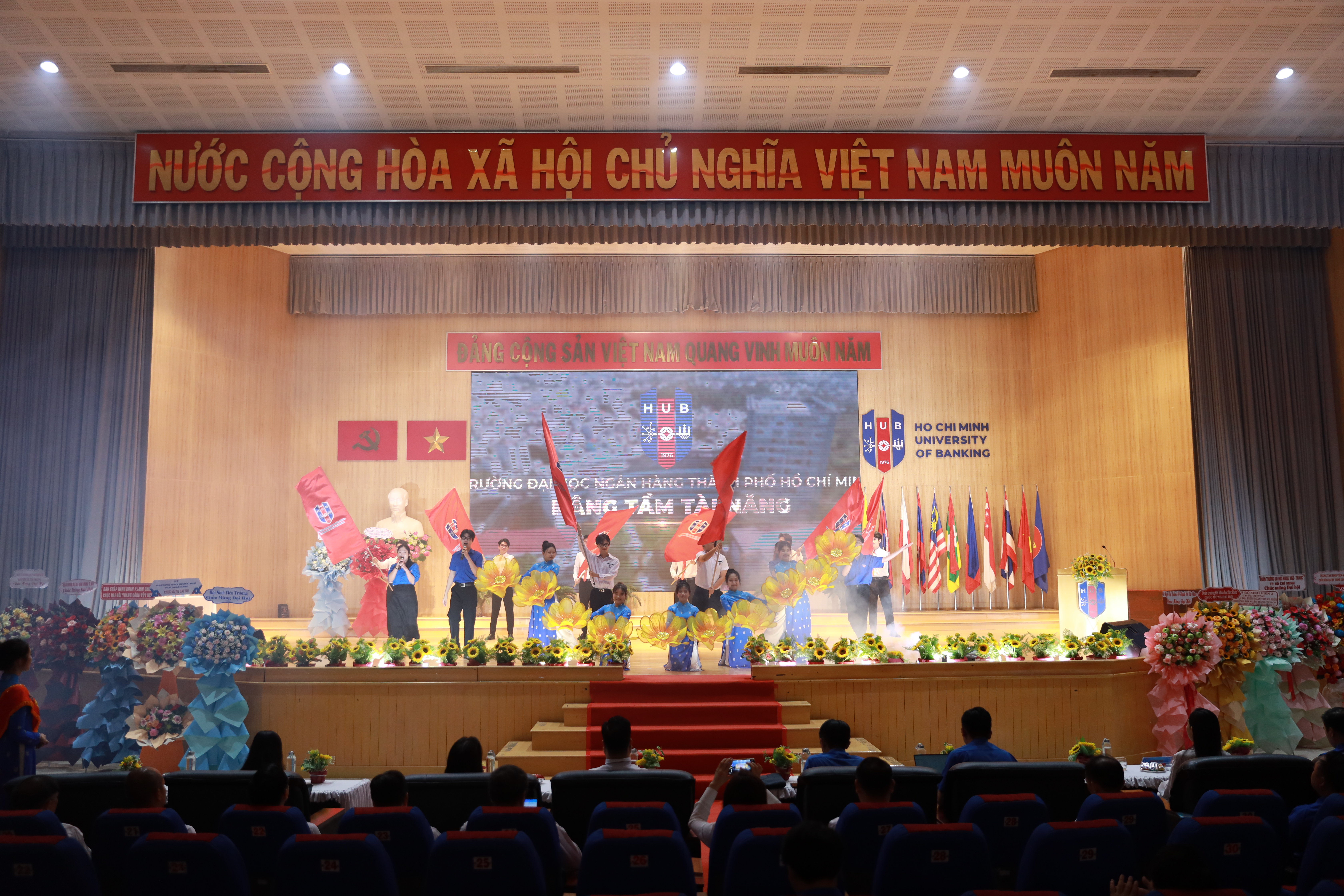 Tiết mục văn nghệ chào mừng Đại hội đại biểu Đoàn TNCS Hồ Chí Minh Trường Đại học Ngân hàng TP. HCM