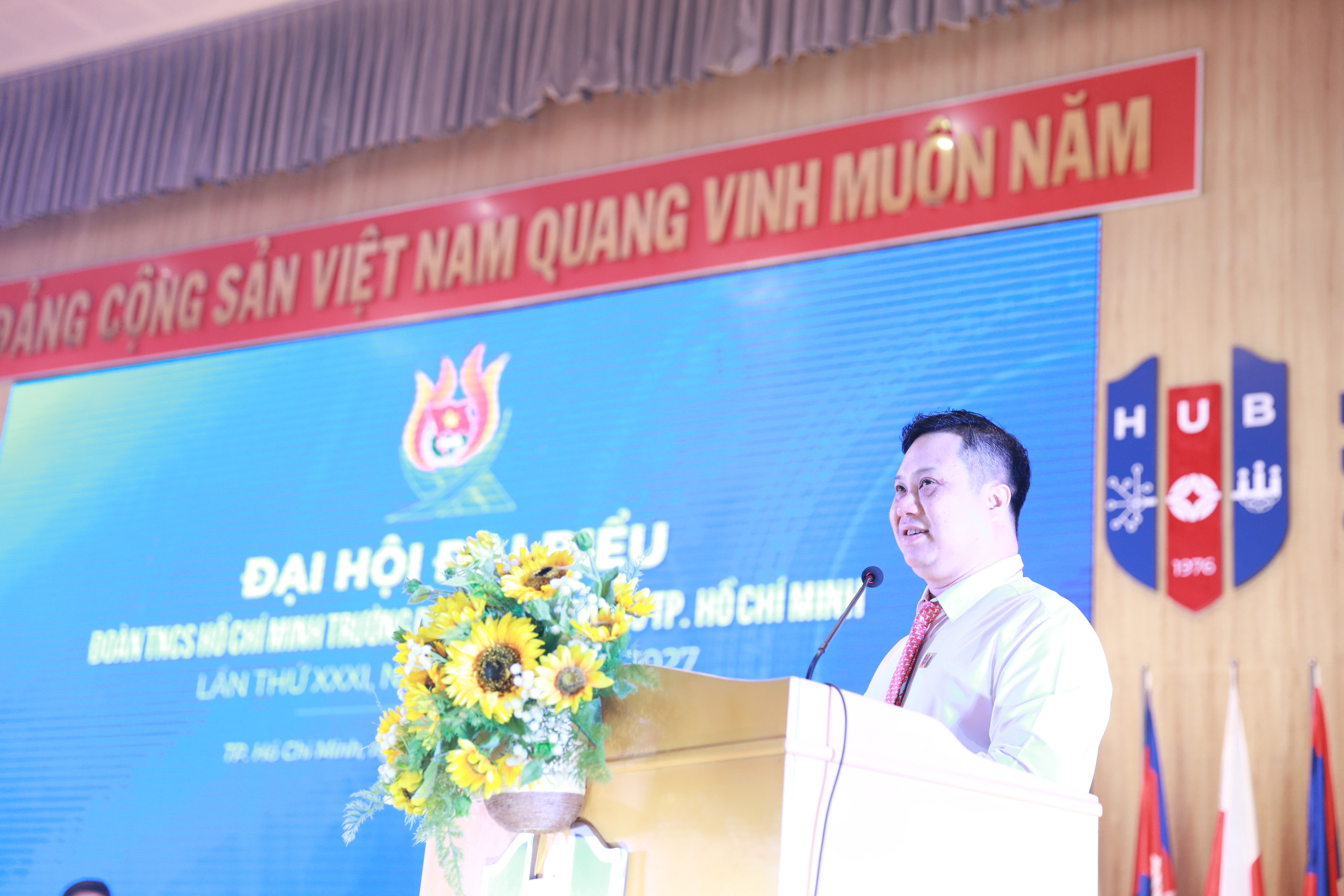 PGS. TS. Nguyễn Đức Trung - Phó Bí thư Đảng ủy, Hiệu trưởng Nhà trường phát biểu tại đại hội