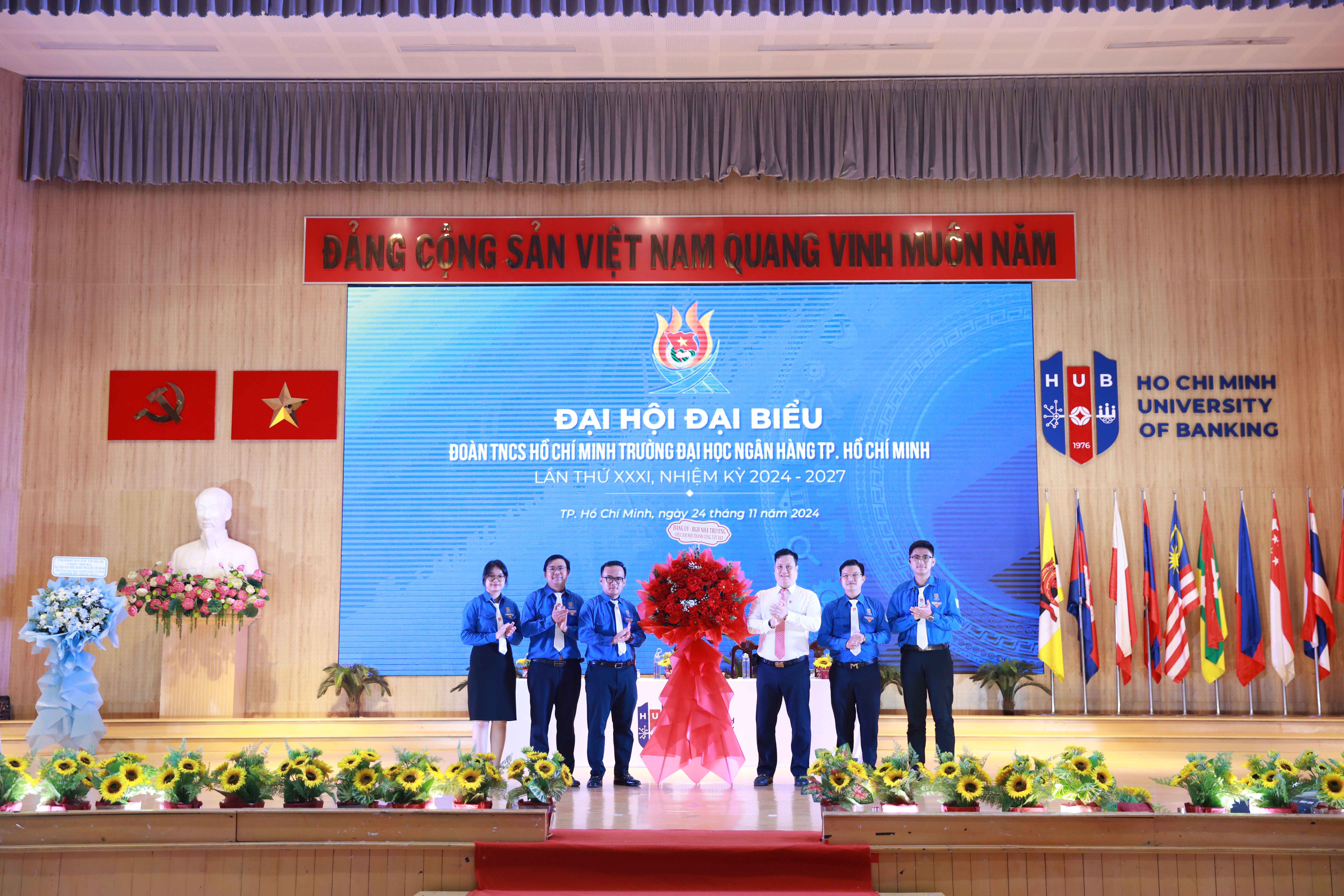PGS. TS. Nguyễn Đức Trung trao tặng lẵng hoa cho tập thể Ban Chấp hành Đoàn trường