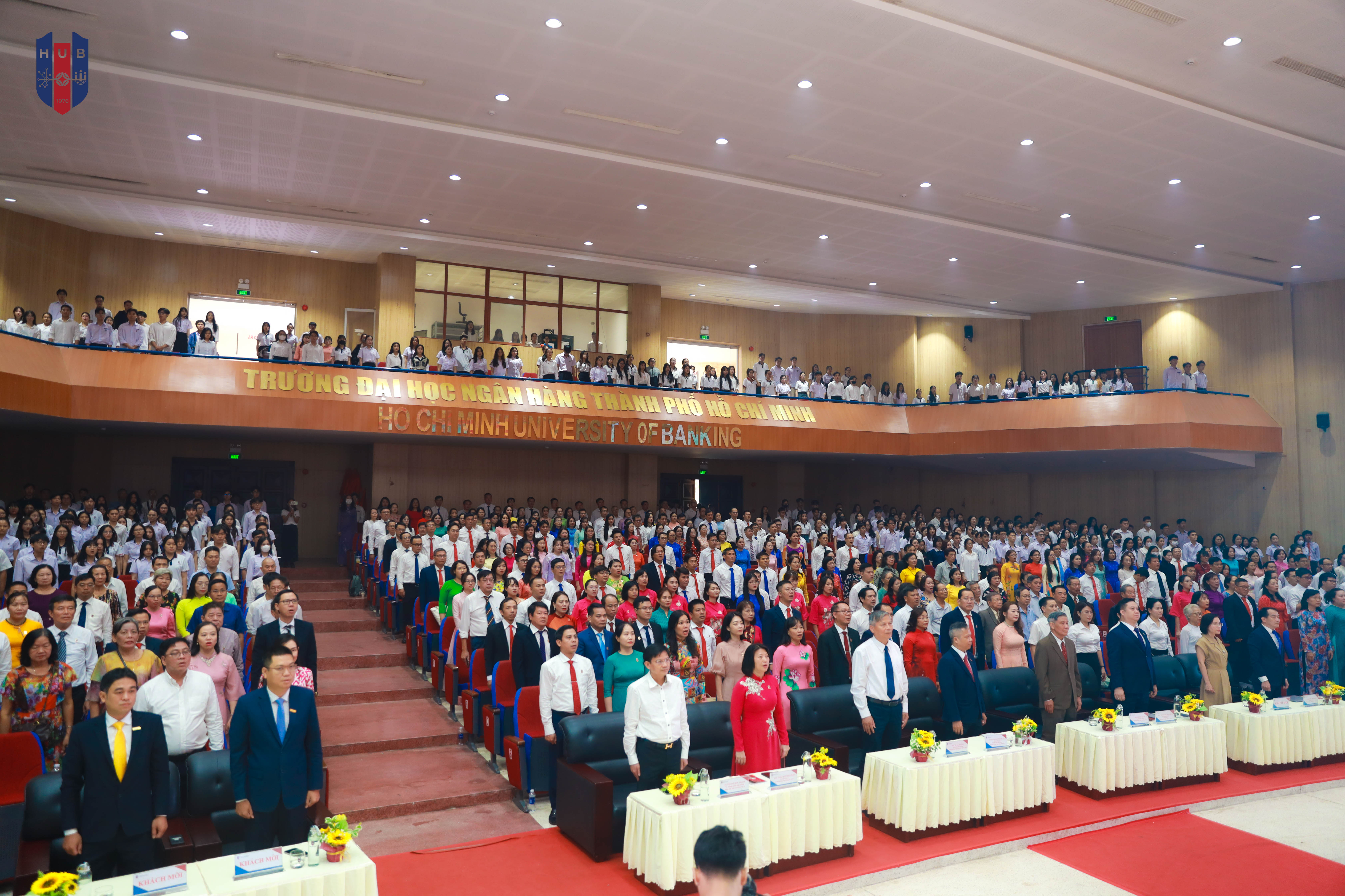 Các Thầy Cô, Quý Đại biểu và các bạn sinh viên tham dự Lễ
