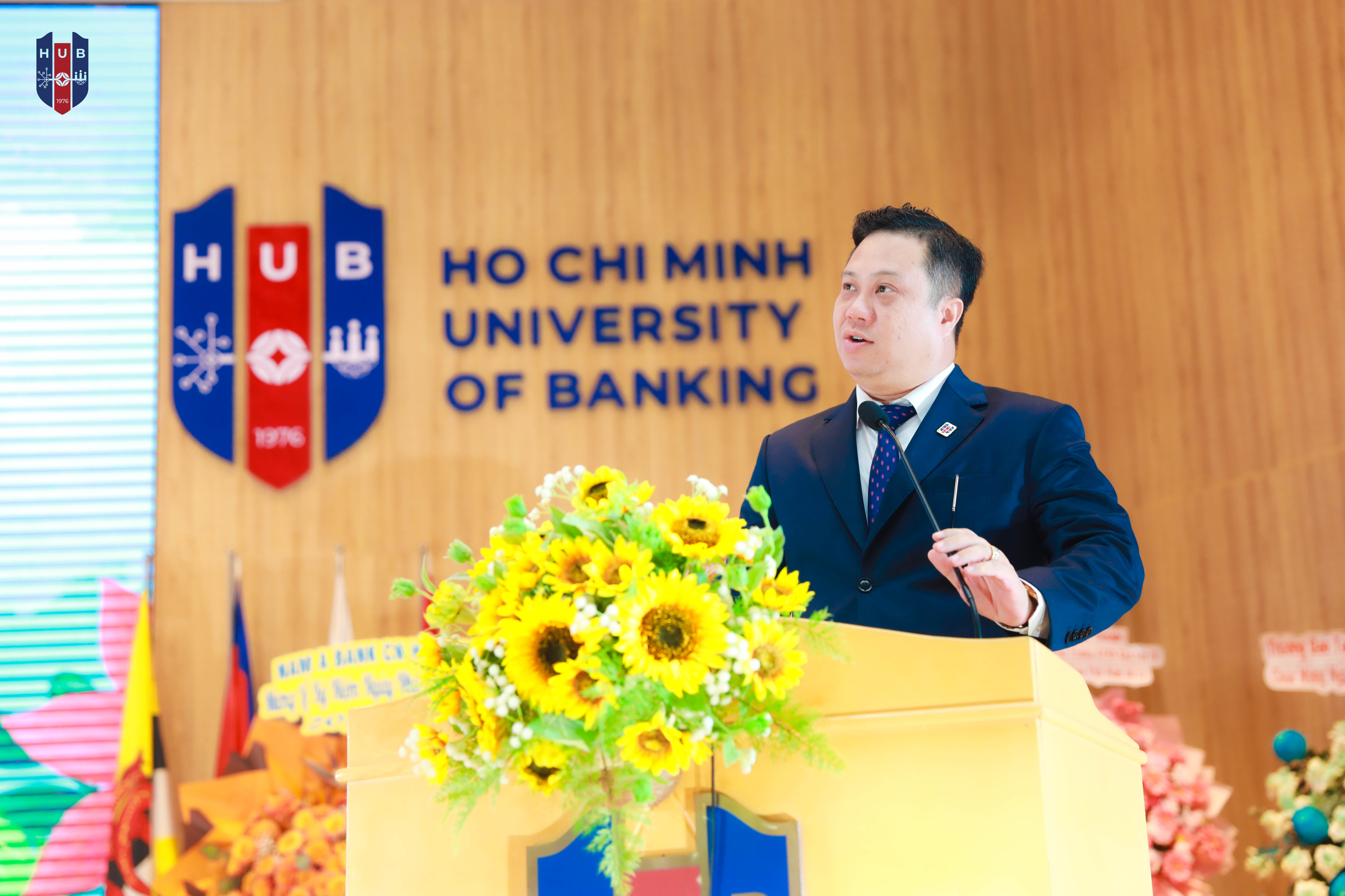 PGS.TS Nguyễn Đức Trung – Phó Bí thư Đảng ủy, Phó chủ tịch hội đồng, Hiệu trưởng nhà trường đọc diễn văn chúc mừng ngày 20/11