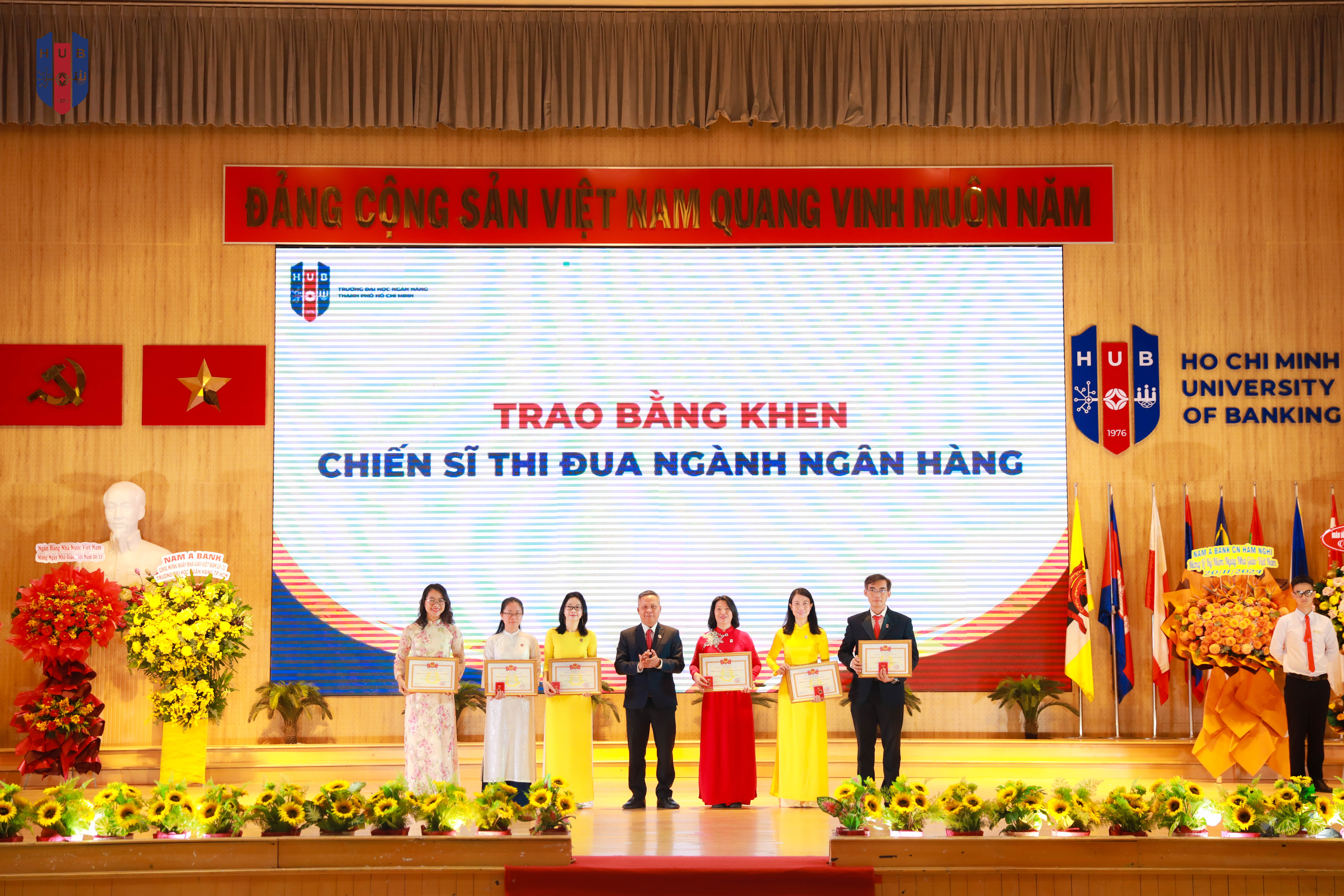 Trao bằng khen chiến sĩ thi đua ngành Ngân hàng cho 06 cá nhân