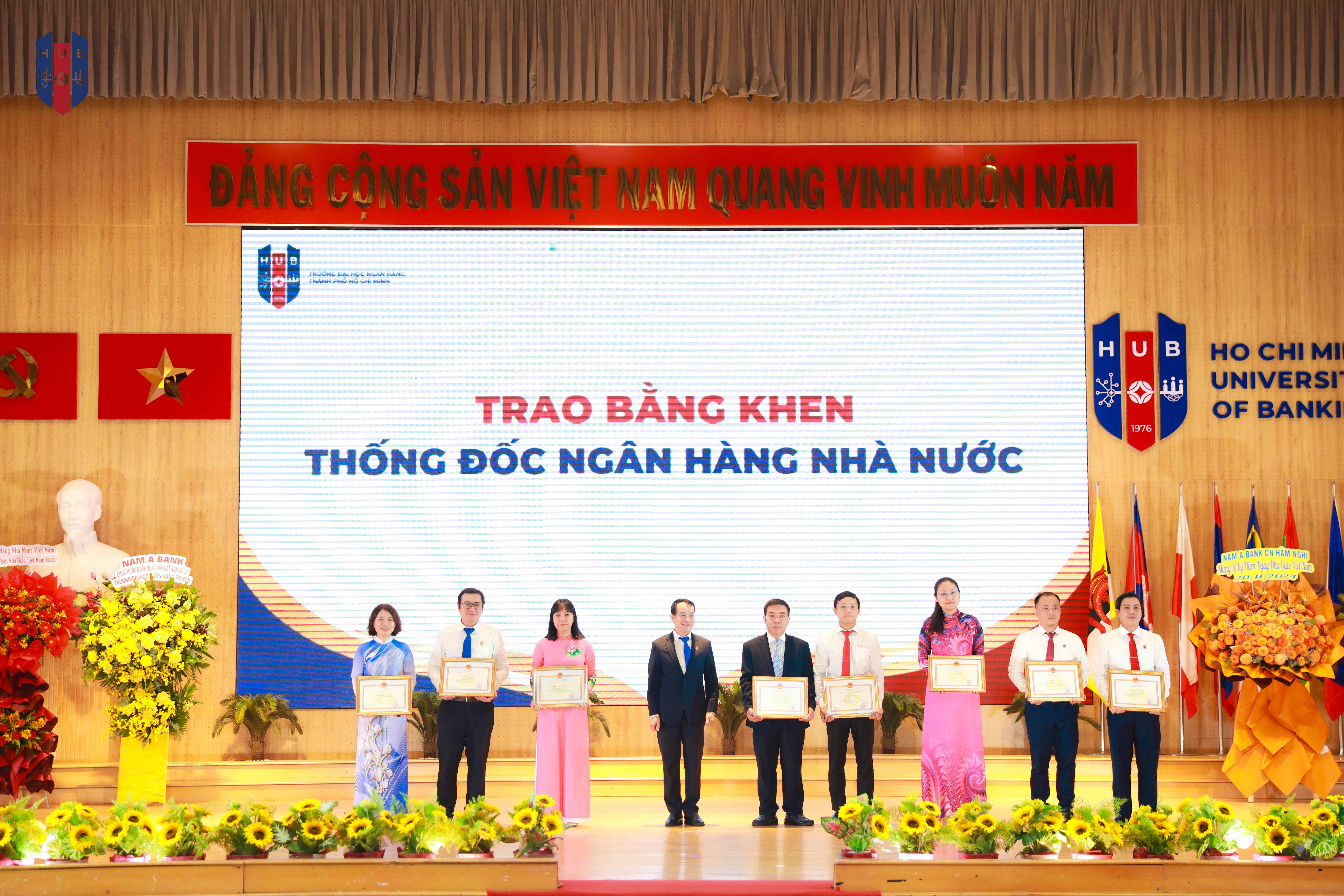 Trao bằng khen Thống đốc Ngân hàng cho các cá nhân