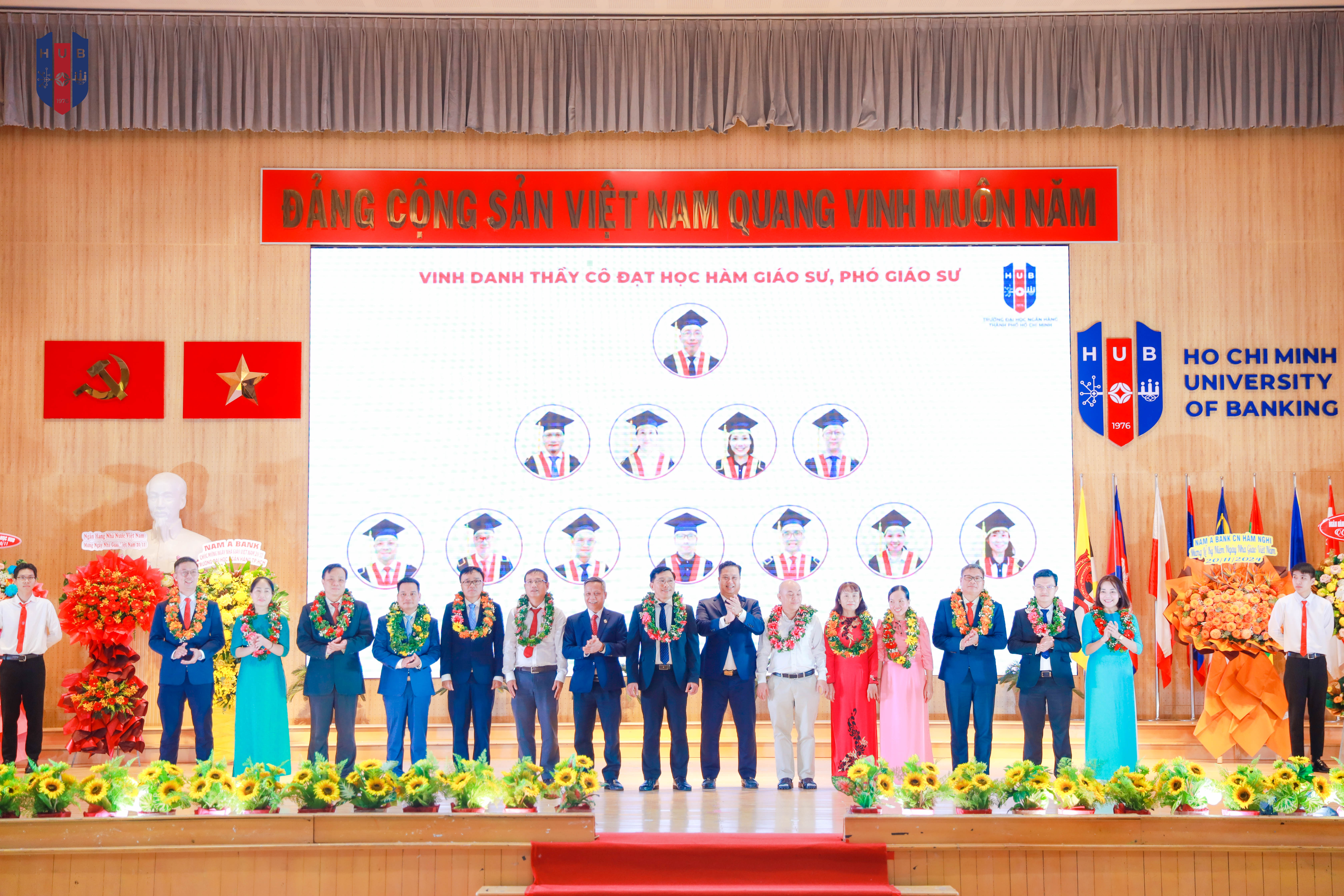 Vinh danh 12 thầy cô đạt danh hiệu GS, PGS năm 2024
và chào mừng 05 thầy cô gia nhập HUB.