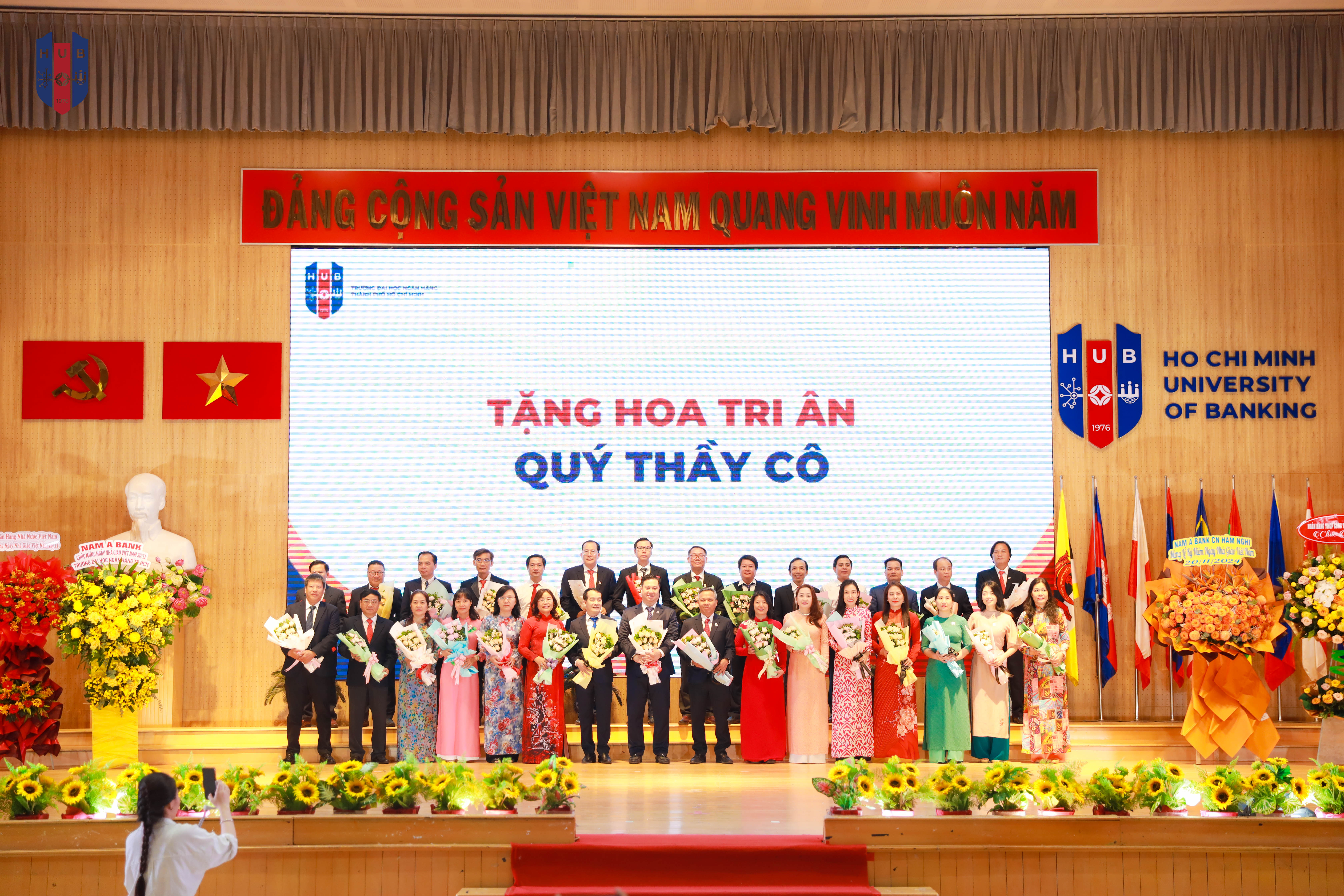 Tặng hoa tri ân quý thầy cô Lãnh đạo nhà trường