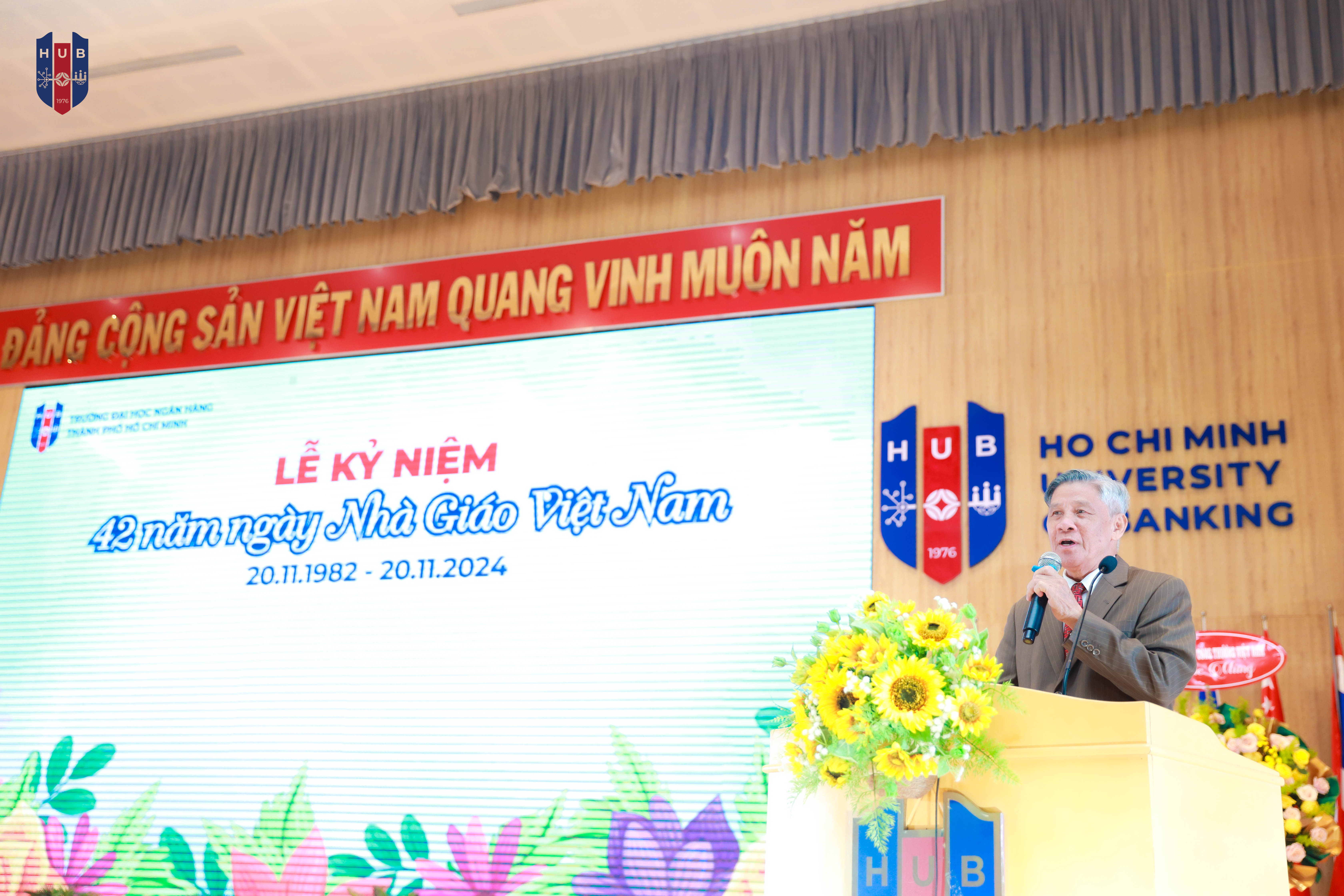 NGND.GVCC.TS. Nguyễn Văn Hà – Nguyên BT Đảng ủy, Nguyên Hiệu trưởng nhà trường phát biểu ôn lại truyền thống.