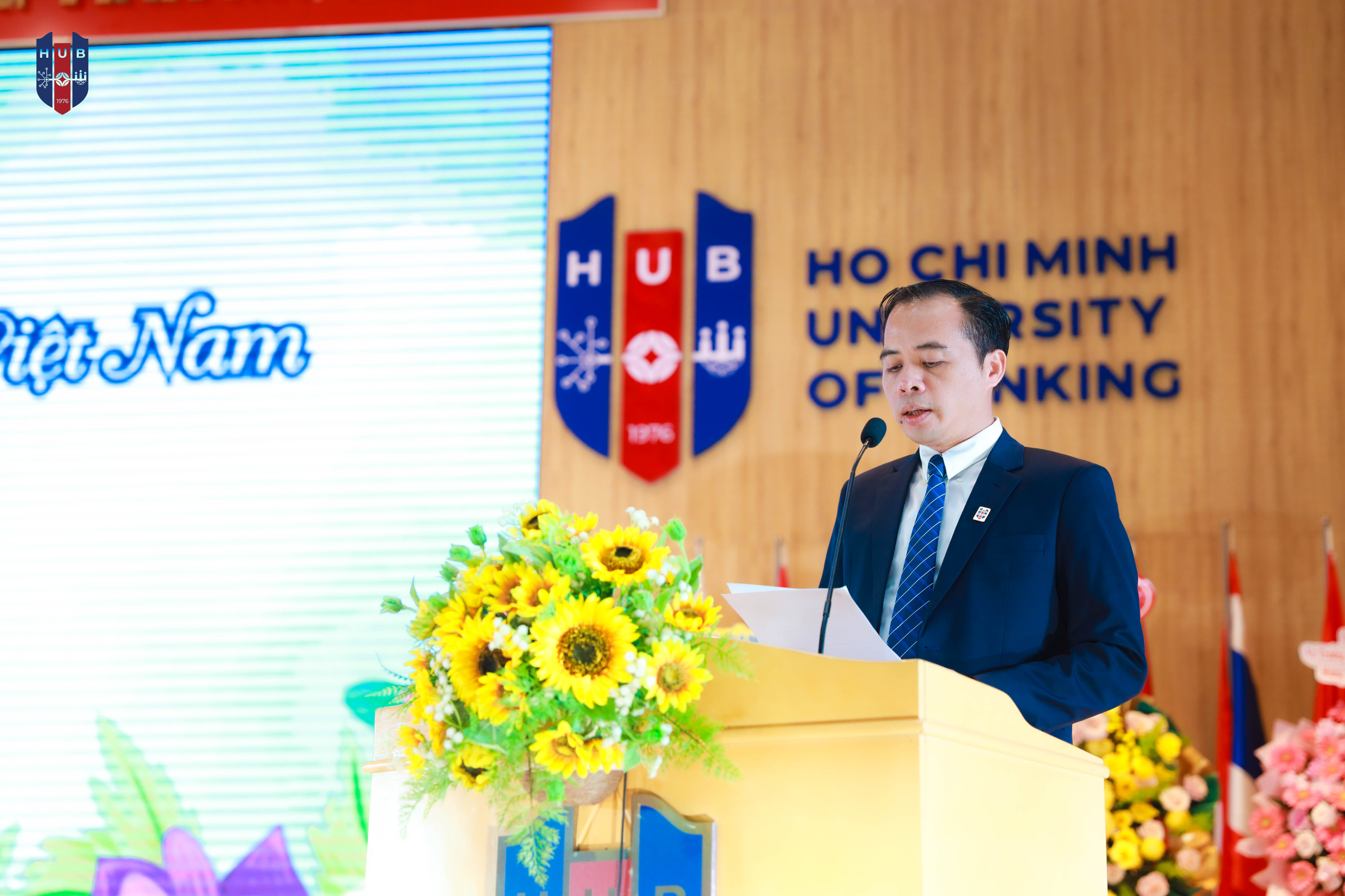 TS. Hồ Trần Hùng – Trưởng phòng tổ chức cán bộ đọc các quyết định khen thưởng