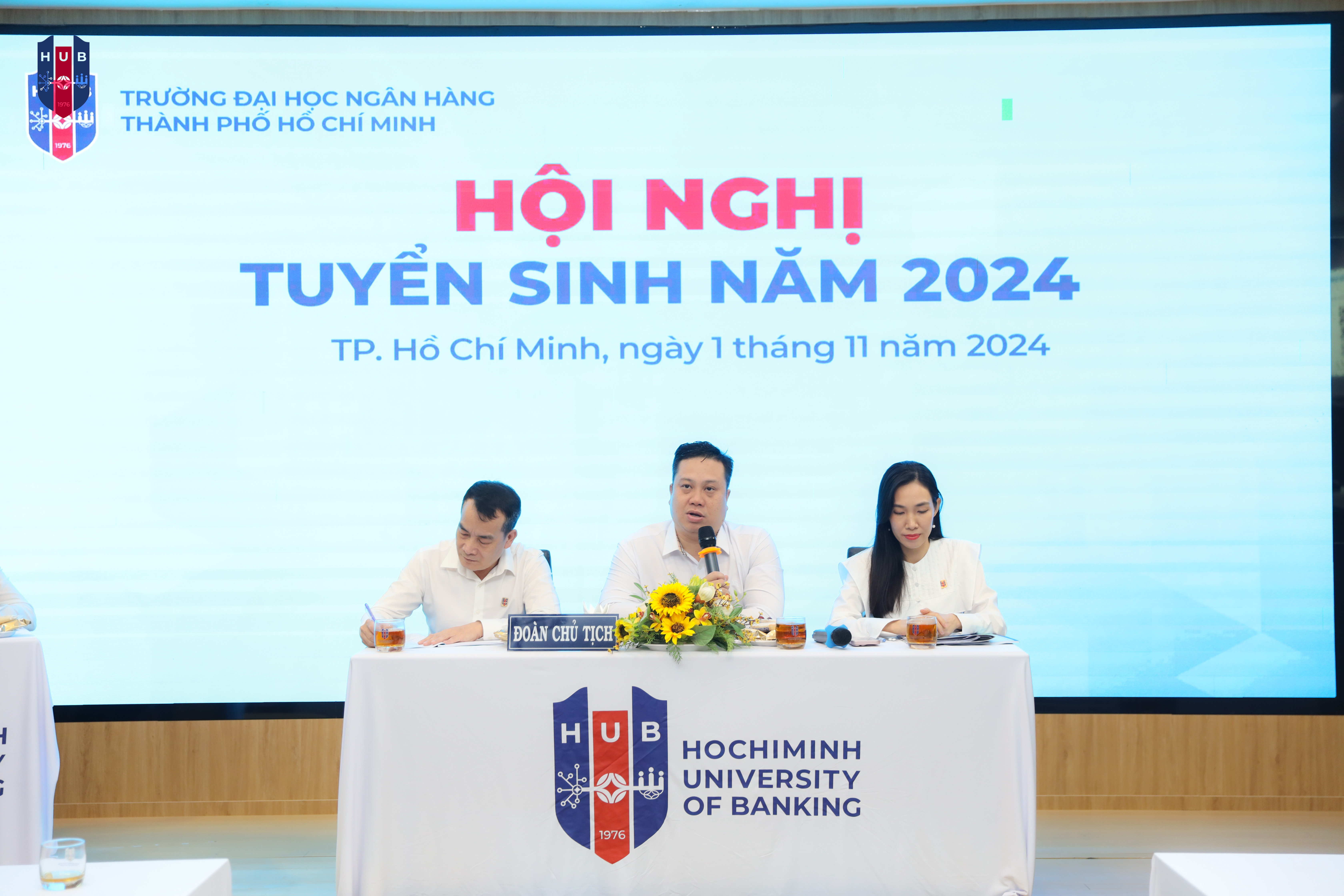 Đoàn chủ tọa chủ trì hội nghị