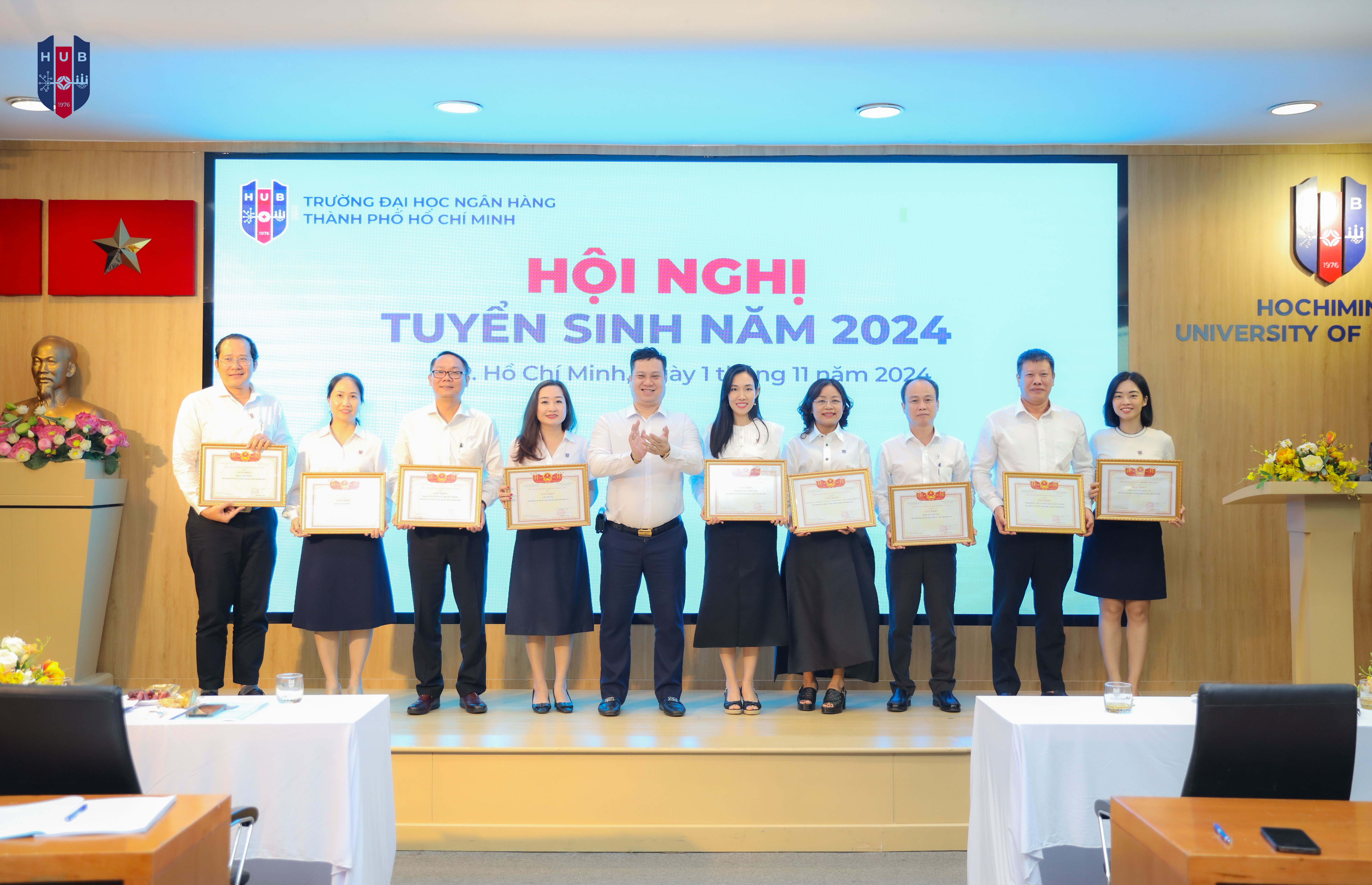 PGS.TS. Nguyễn Đức Trung trao giấy khen cho các tập thể xuất sắc!