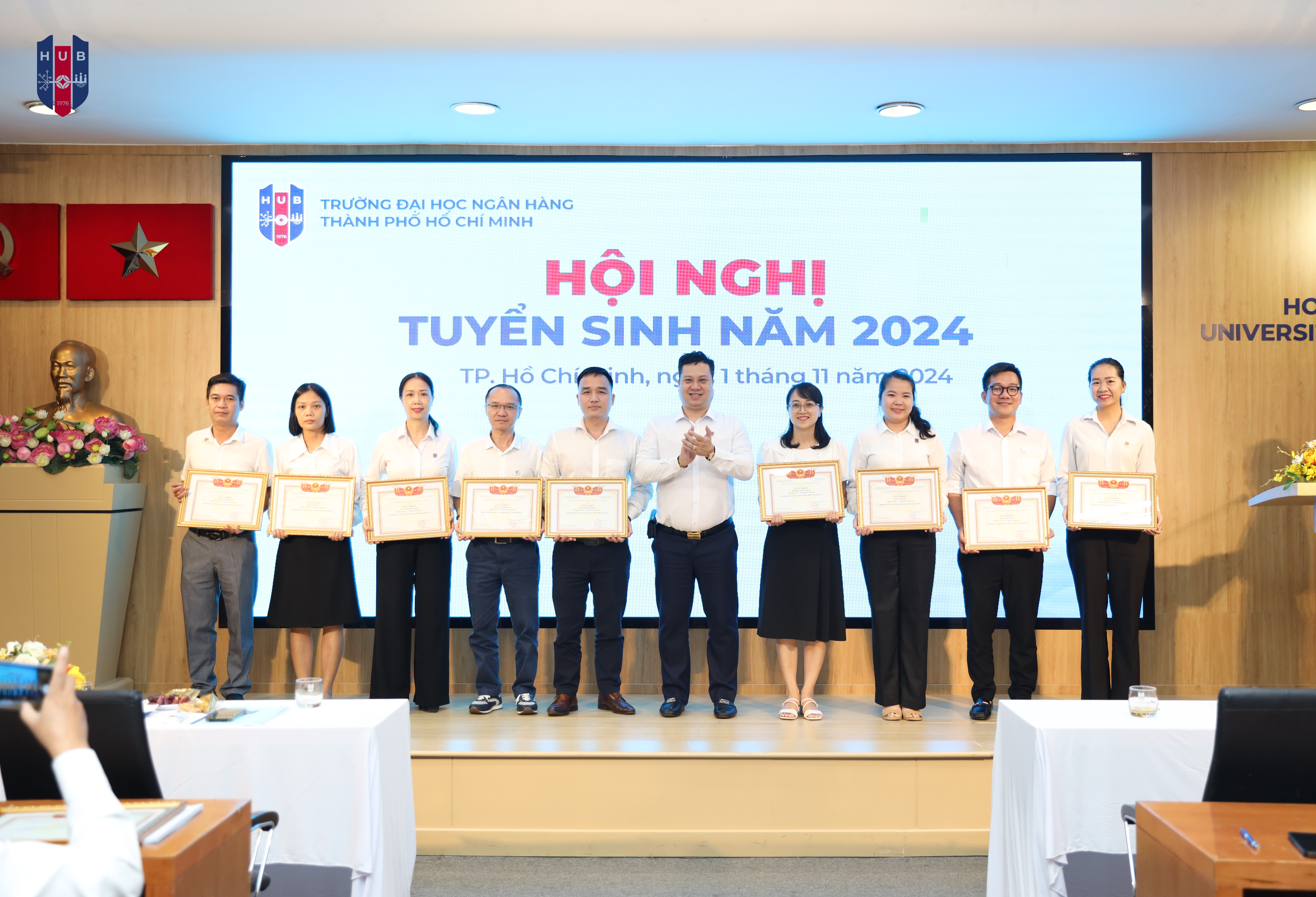 PGS.TS. Nguyễn Đức Trung trao giấy khen cho các tập thể xuất sắc!
