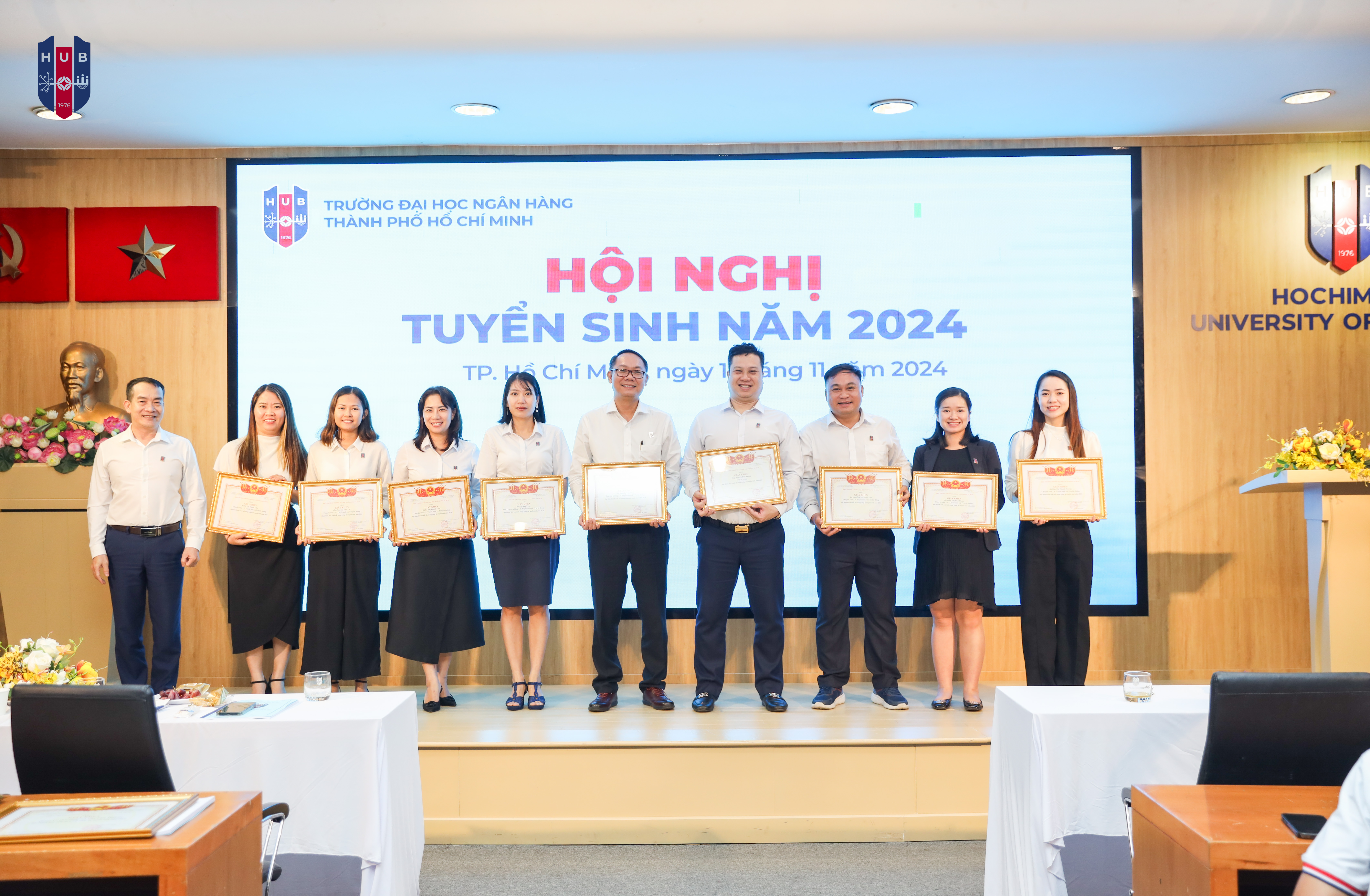 PGS.TS Đoàn Thanh Hà trao giấy khen cho các tập thể xuất sắc!