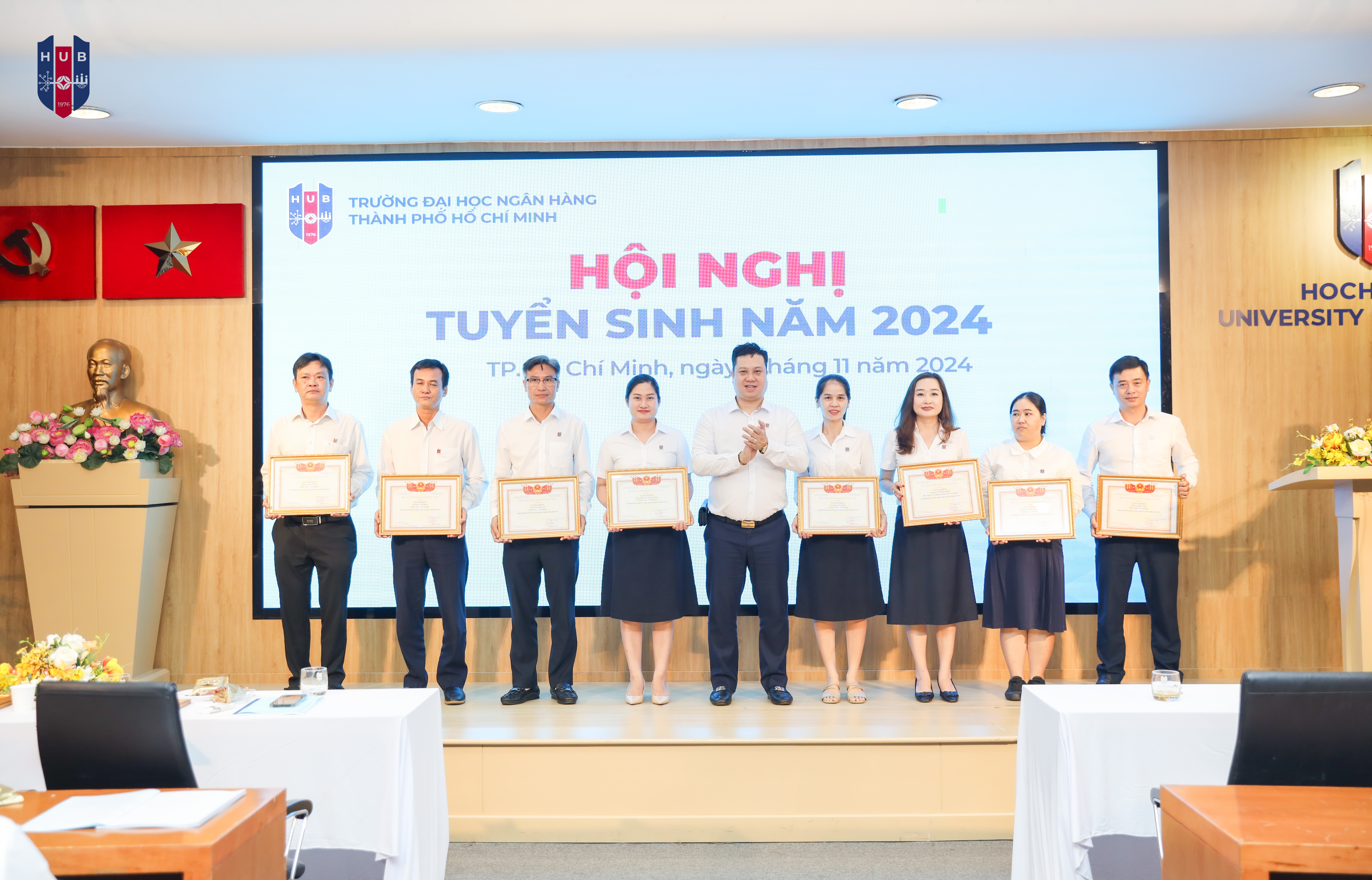 PGS.TS. Nguyễn Đức Trung trao giấy khen cho các tập thể xuất sắc!