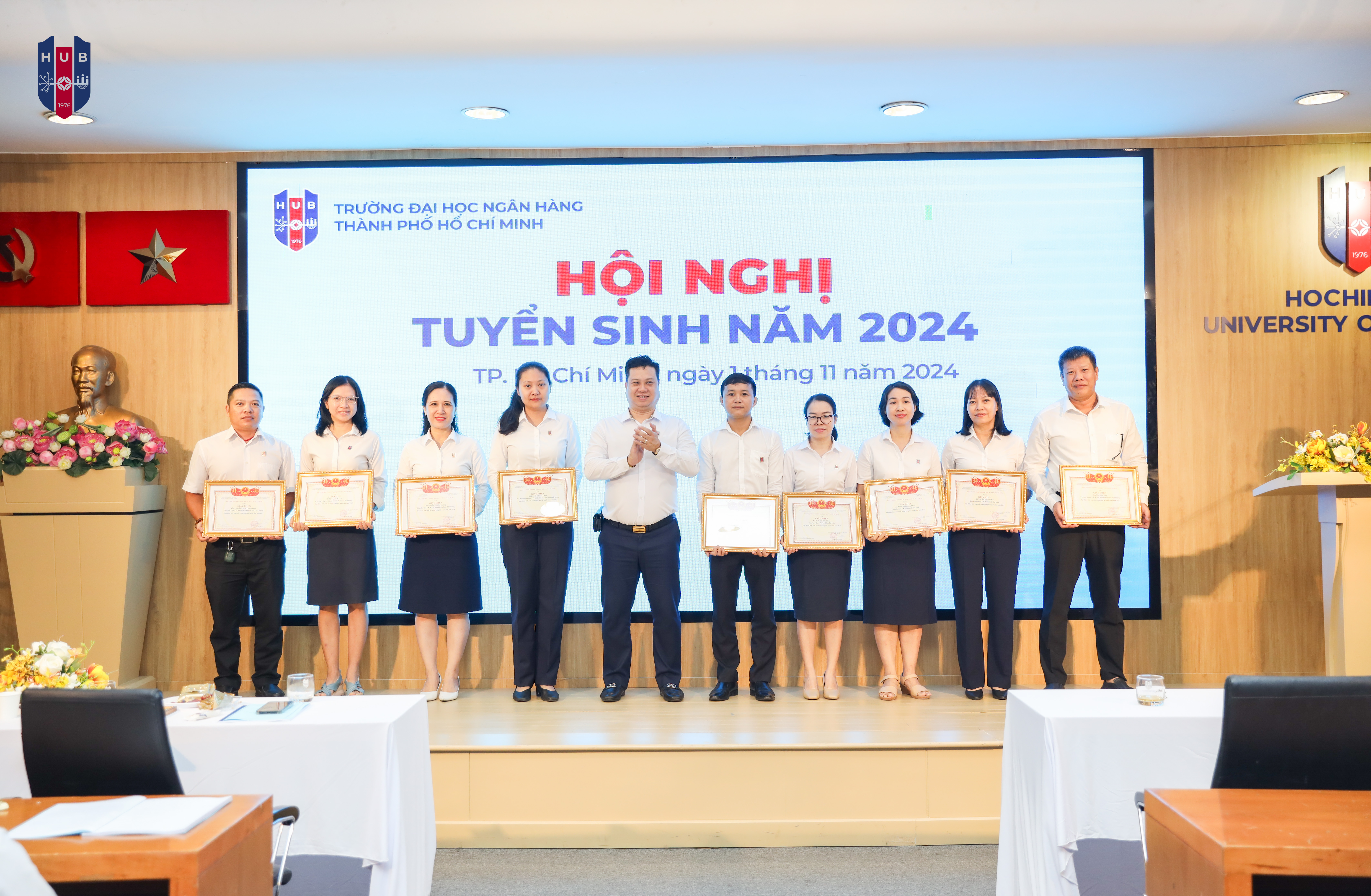 PGS.TS. Nguyễn Đức Trung trao giấy khen cho các tập thể xuất sắc!