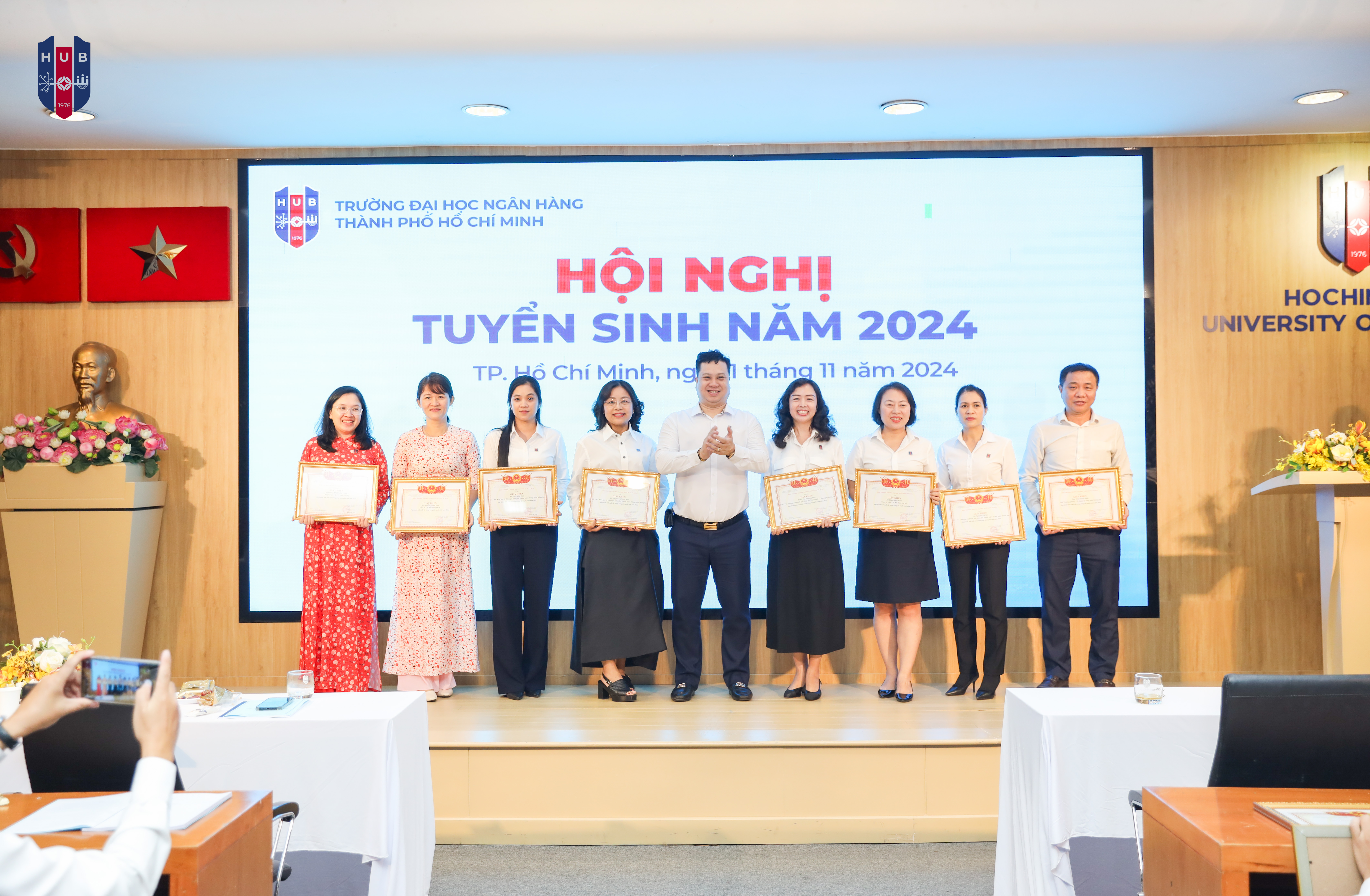 PGS.TS. Nguyễn Đức Trung trao giấy khen cho các tập thể xuất sắc!