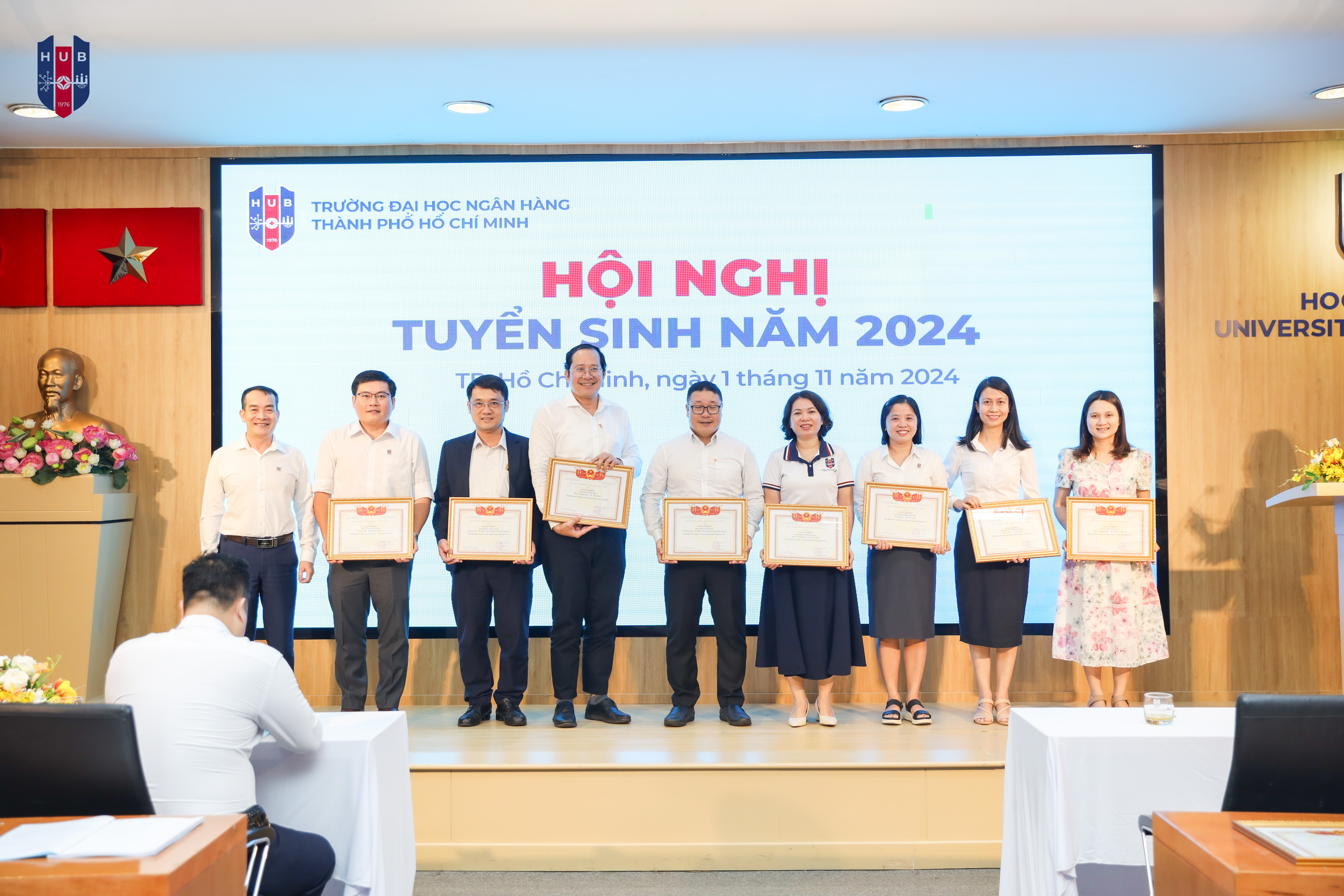 PGS.TS Đoàn Thanh Hà trao giấy khen cho các tập thể xuất sắc!