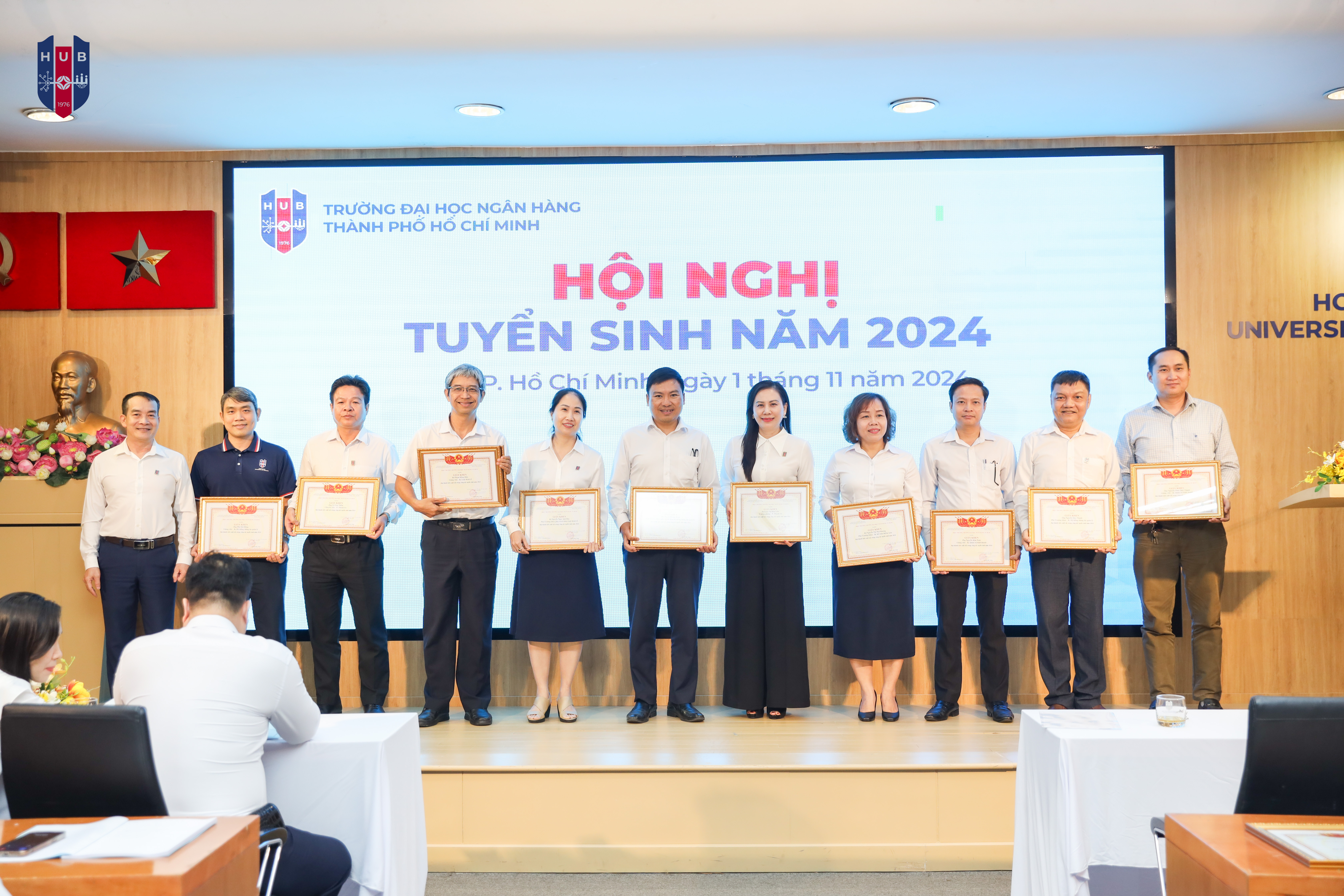 PGS.TS Đoàn Thanh Hà trao giấy khen cho các tập thể xuất sắc!