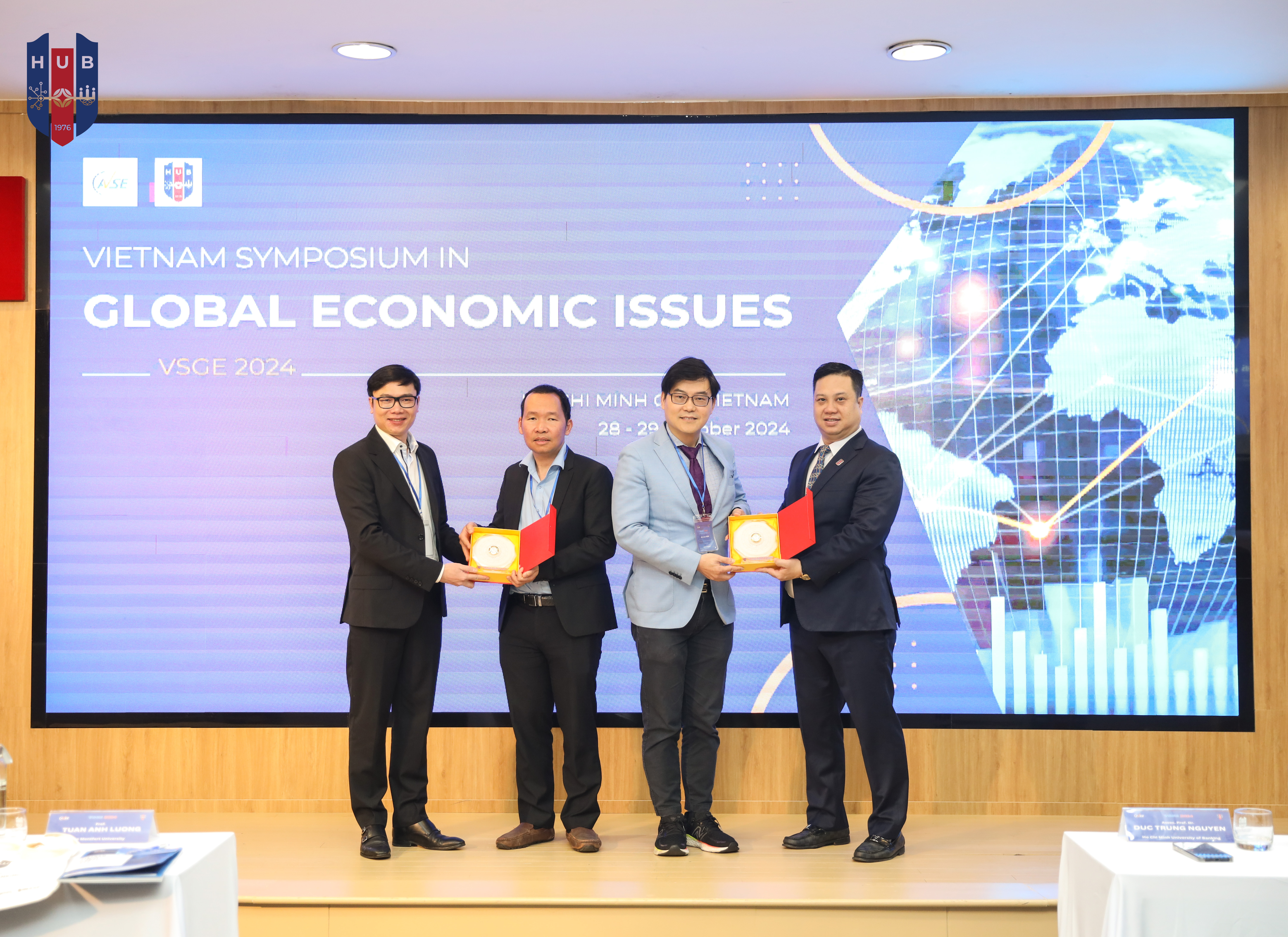 PGS.TS. Nguyễn Đức Trung - đại diện HUB và GS. Nguyễn Đức Khương - đại diện AVSE Global đã trao quà lưu niệm