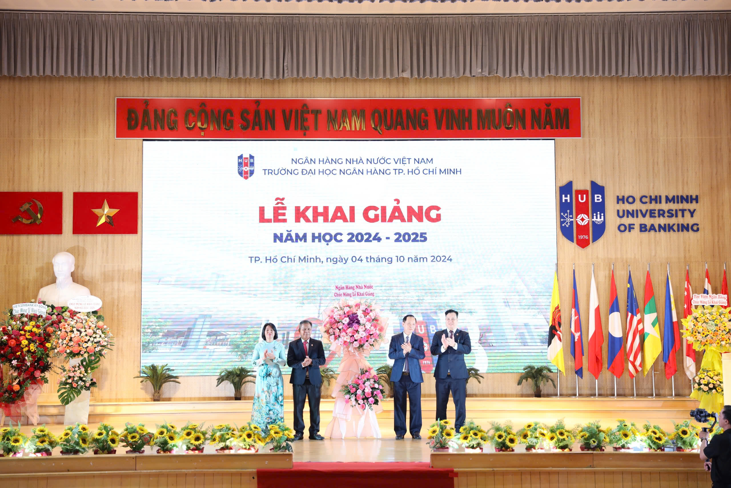 Lãnh đạo Ngân hàng Nhà nước tặng hoa chúc mừng Nhà trường nhân dịp khai giảng năm học mới