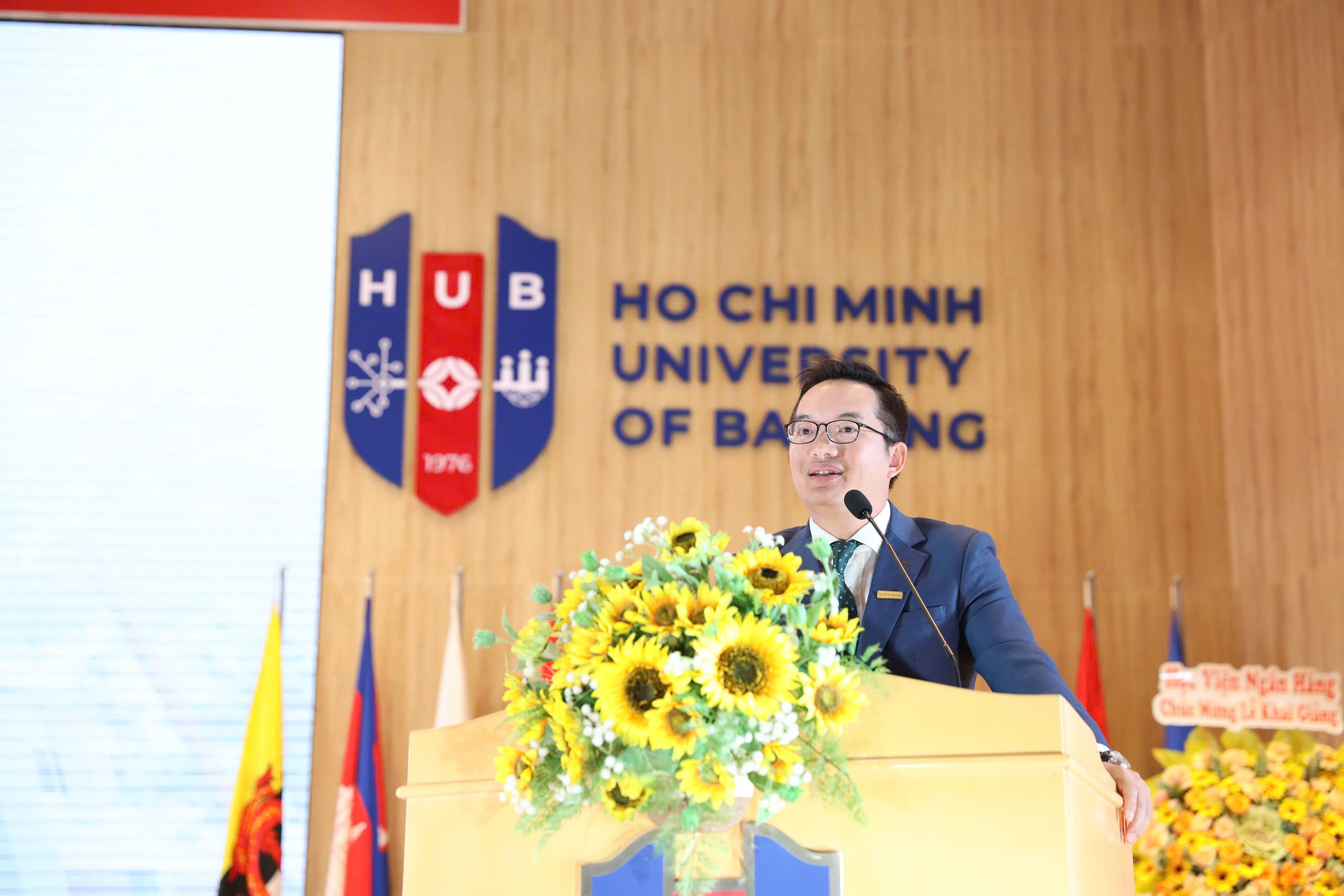 Ông Võ Hoàng Hải – Phó Tổng Giám đốc Ngân hàng TMCP Nam Á đại diện cho các đơn vị tài trợ học bổng phát biểu