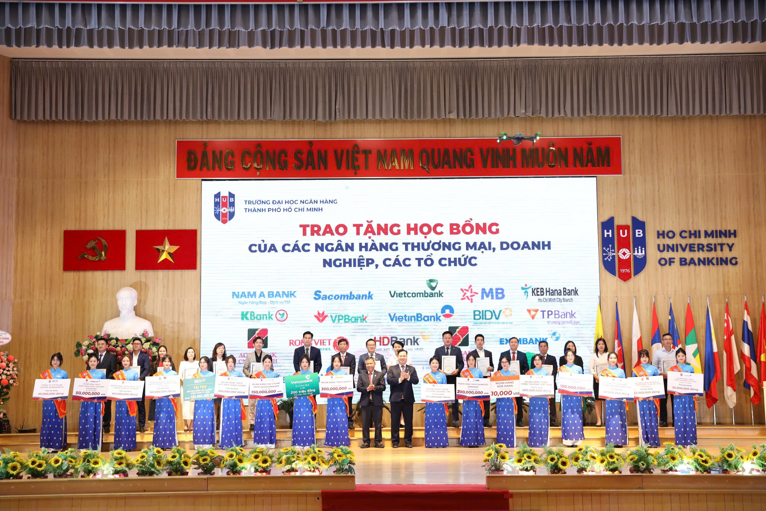 Sinh viên HUB nhận học bổng Thống đốc, Học bổng ngành Ngân hàng, học bổng Thủ khoa tuyển sinh và Thủ khoa tốt nghiệp.