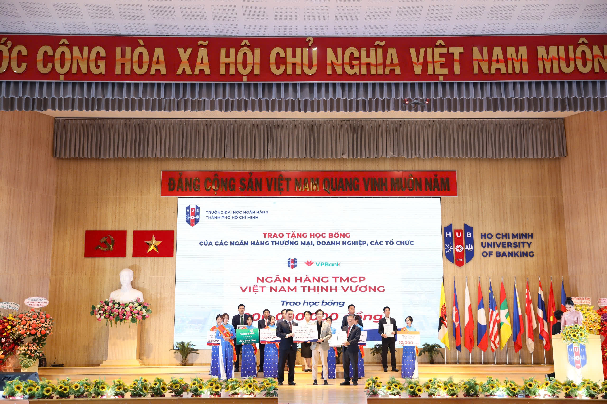 Sinh viên HUB nhận học bổng Thống đốc, Học bổng ngành Ngân hàng, học bổng Thủ khoa tuyển sinh và Thủ khoa tốt nghiệp.