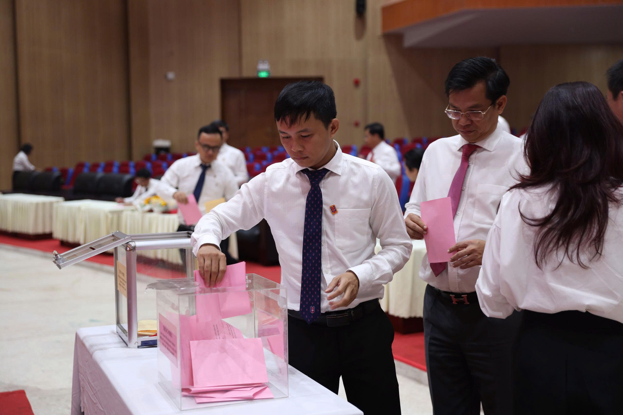 Đại biểu bỏ phiếu
