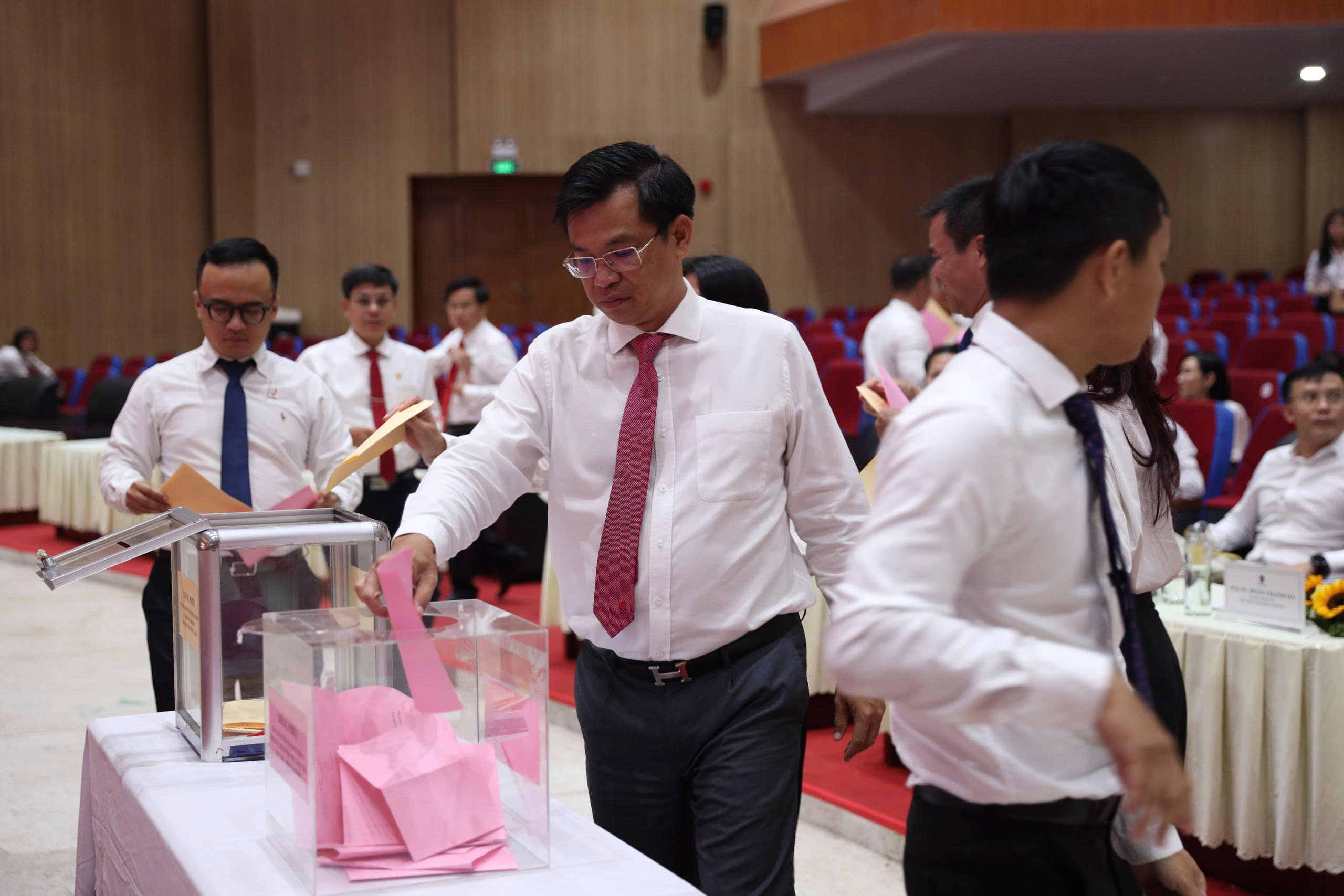 Đại biểu bỏ phiếu