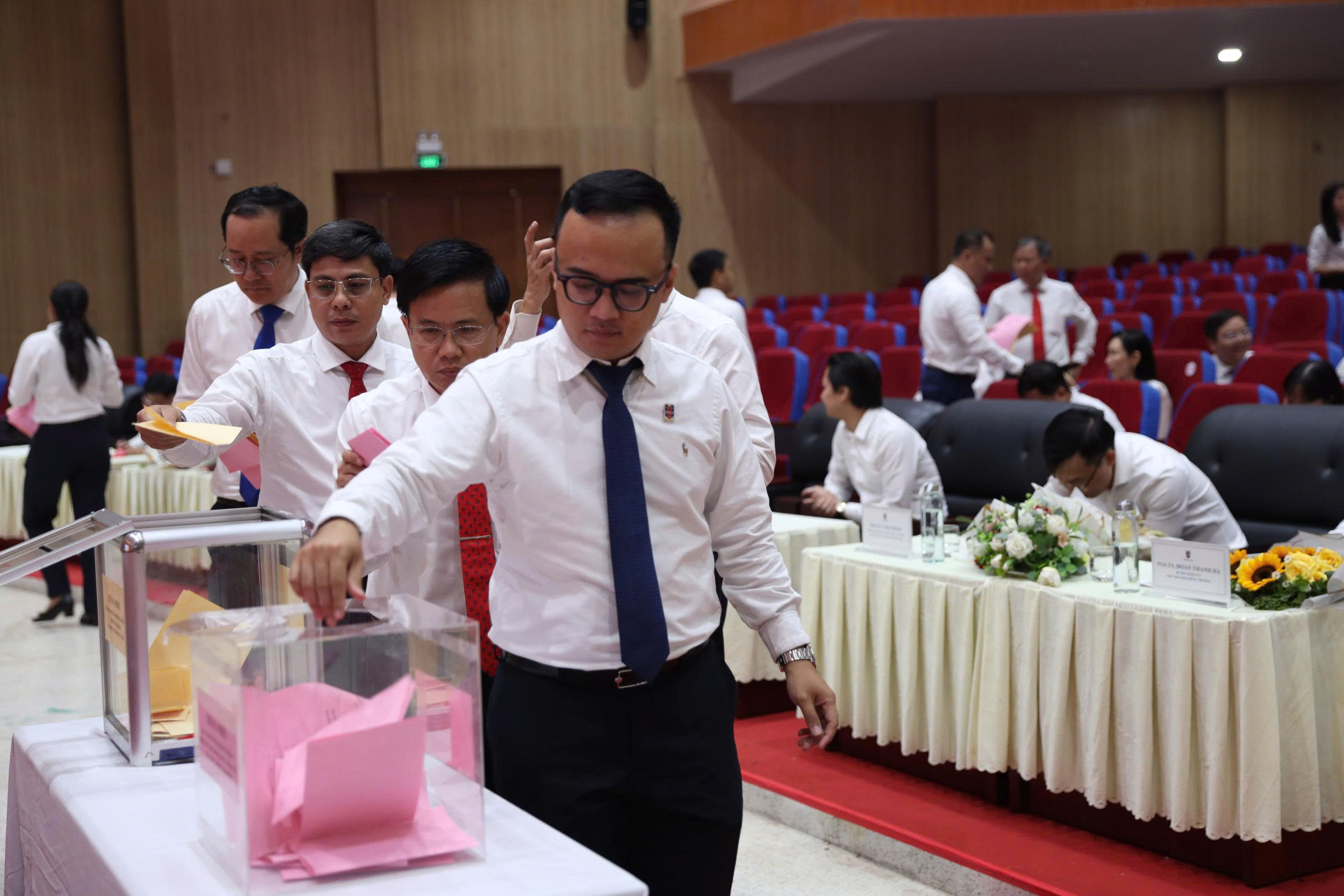 Đại biểu bỏ phiếu