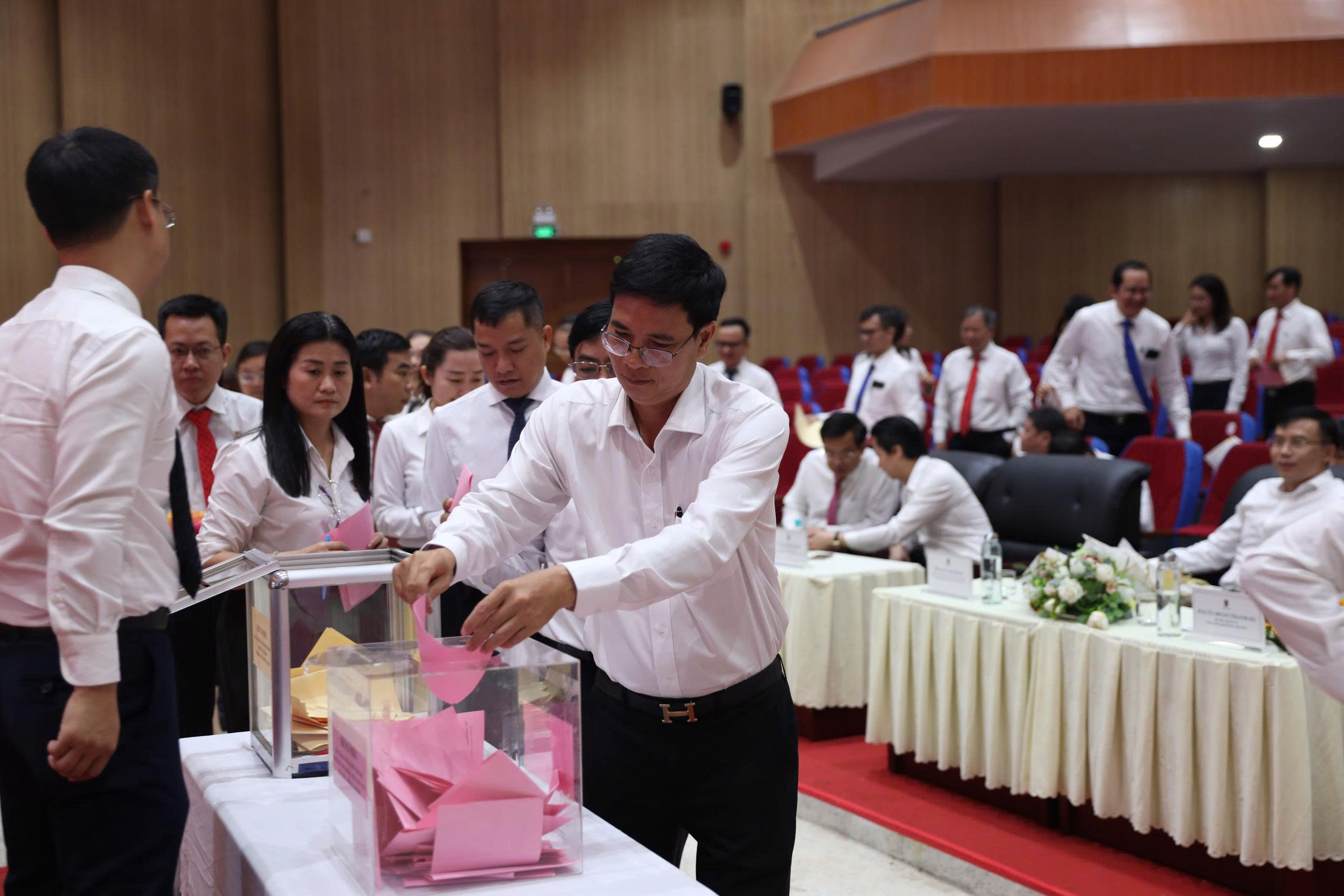 Đại biểu bỏ phiếu