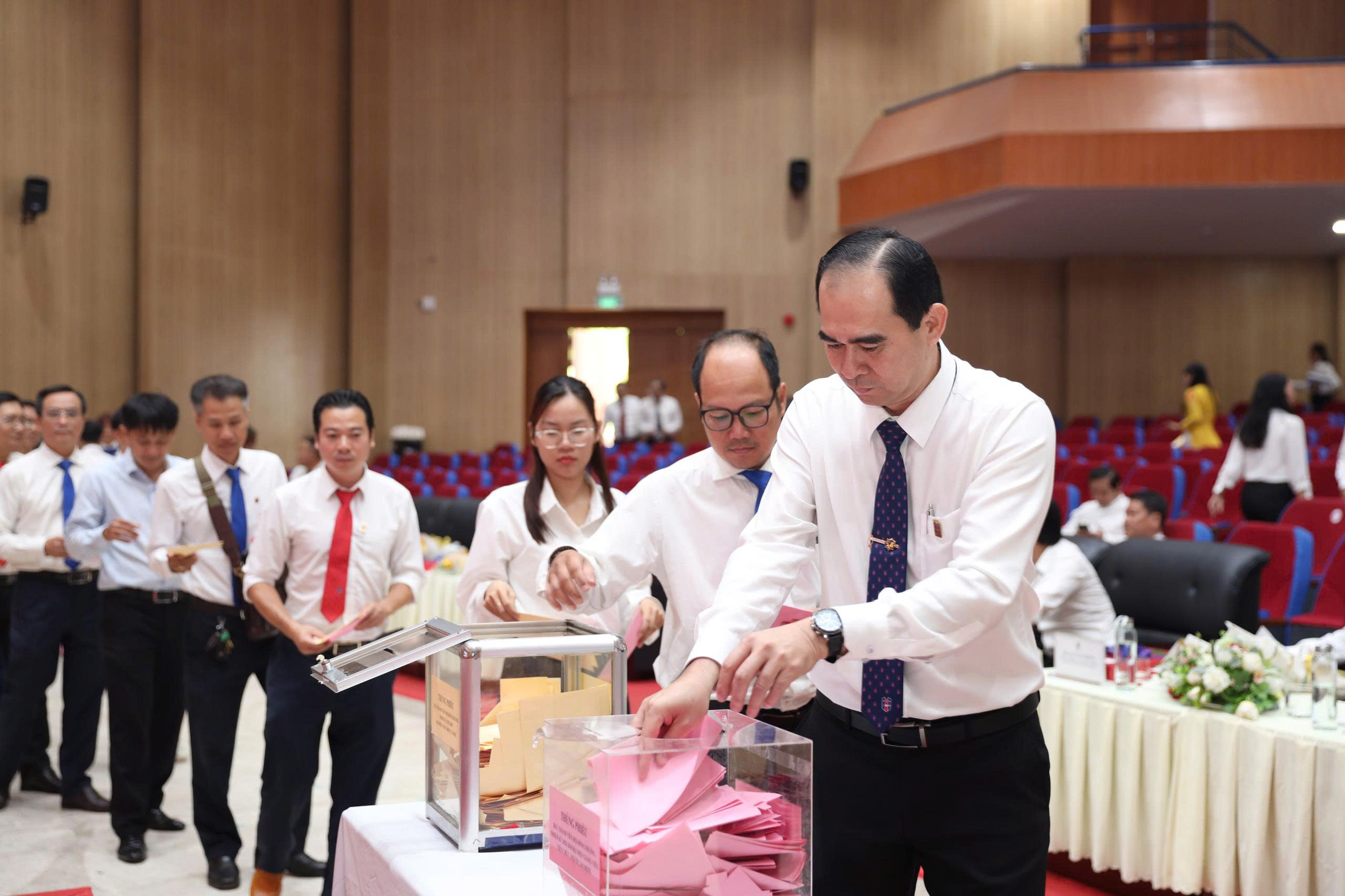Đại biểu bỏ phiếu