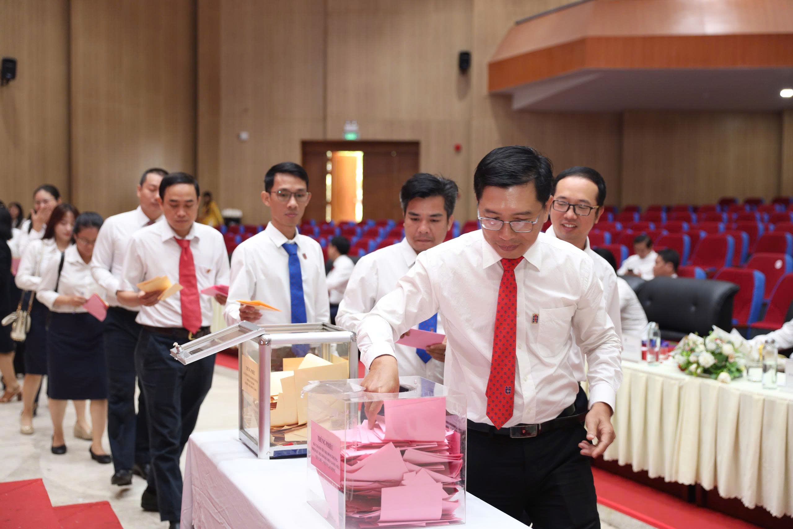 Đại biểu bỏ phiếu