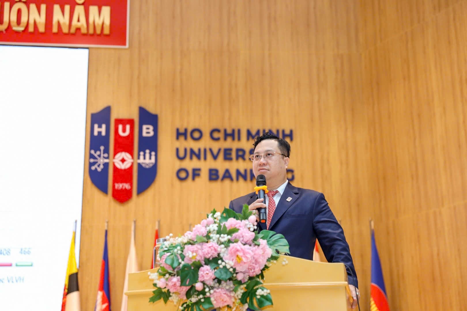 PGS.TS Nguyễn Đức Trung trình bày báo cáo tổng kết năm học 2023-2024