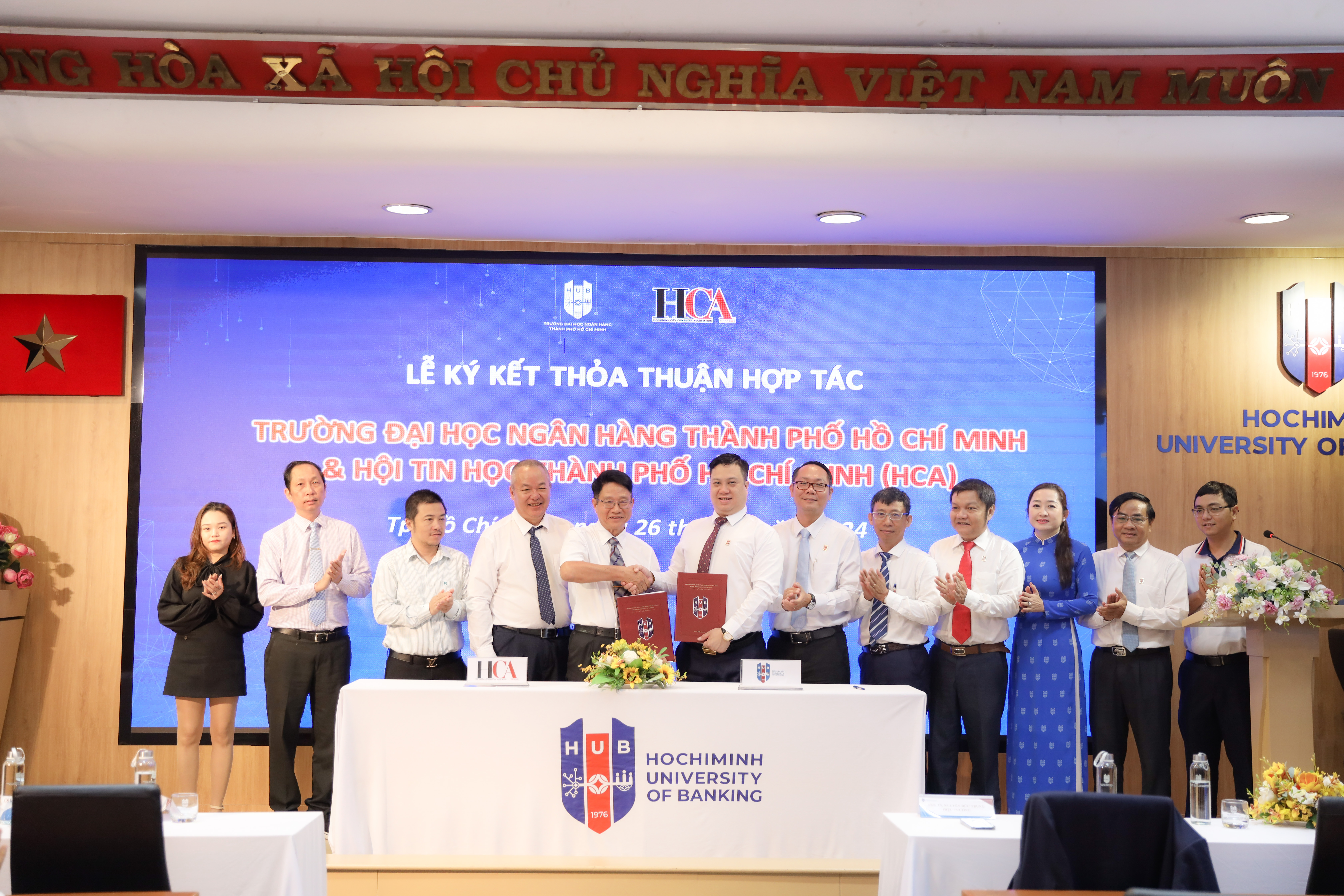 Đại diện lãnh đạo hai đơn vị ký kết hợp tác