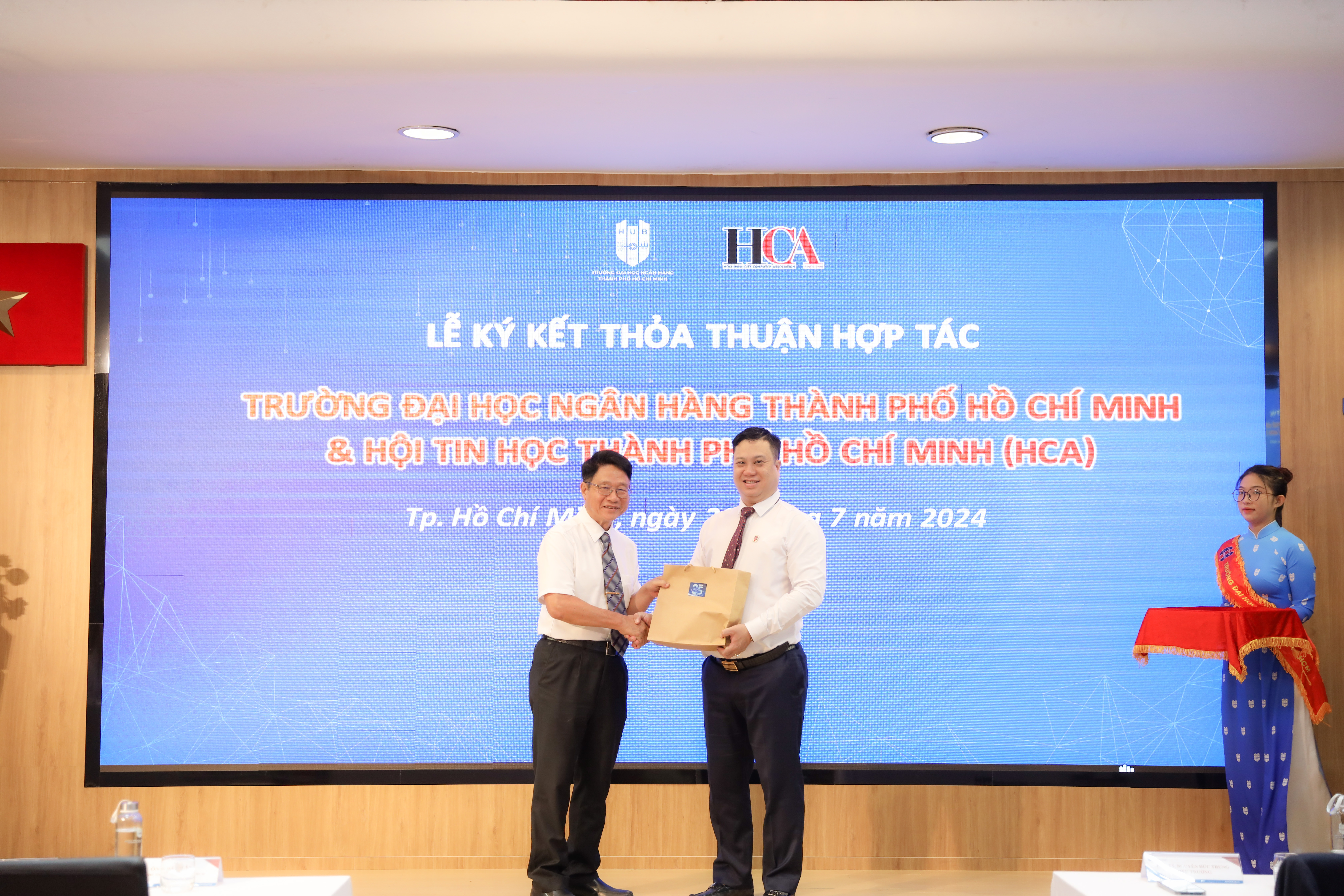 Ông Hà Thân – Phó chủ tịch Hội tin học TP. Hồ Chí Minh trao quà lưu  niệm