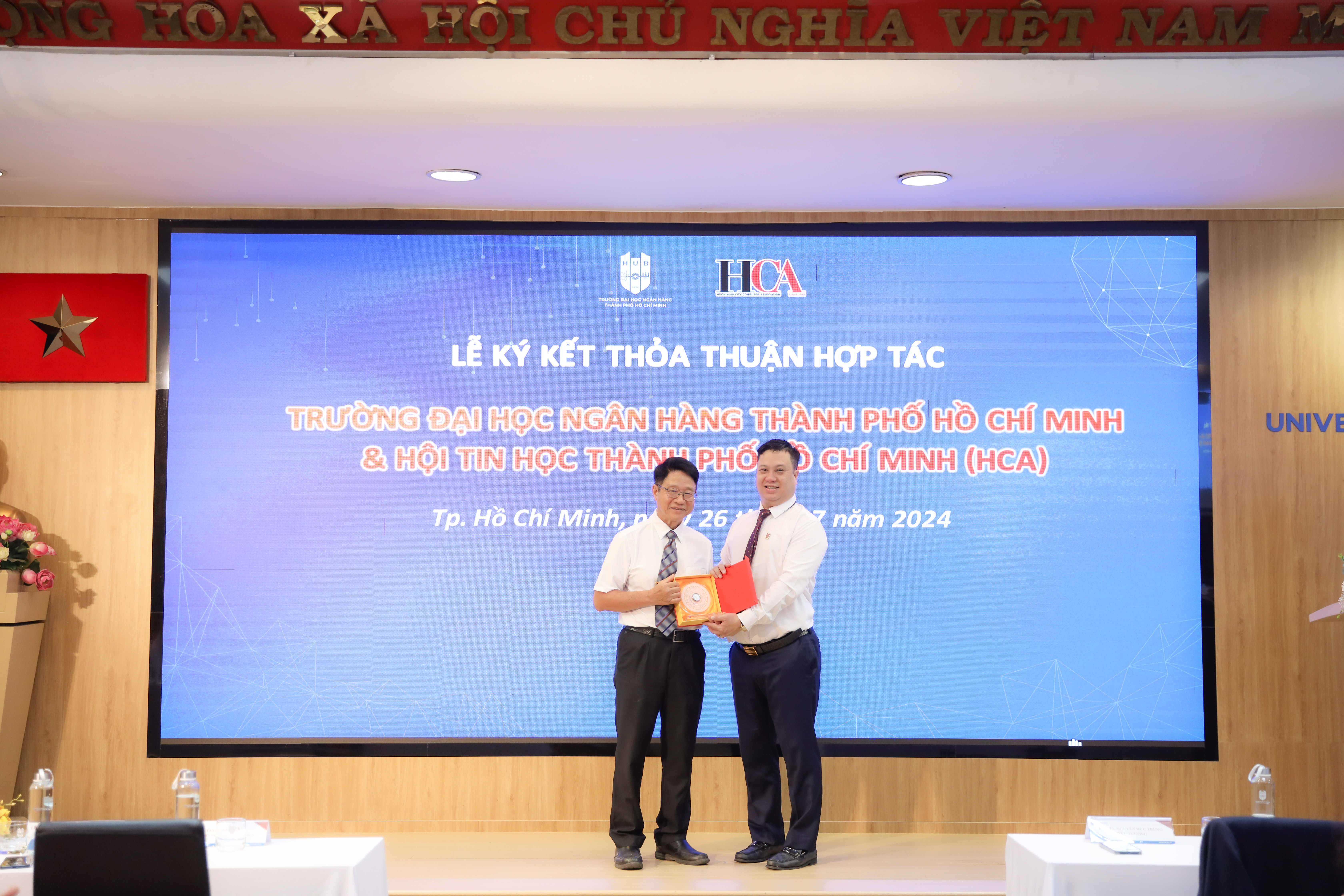 PGS.TS. Nguyễn Đức Trung - Hiệu trưởng HUB trao quà lưu niệm
