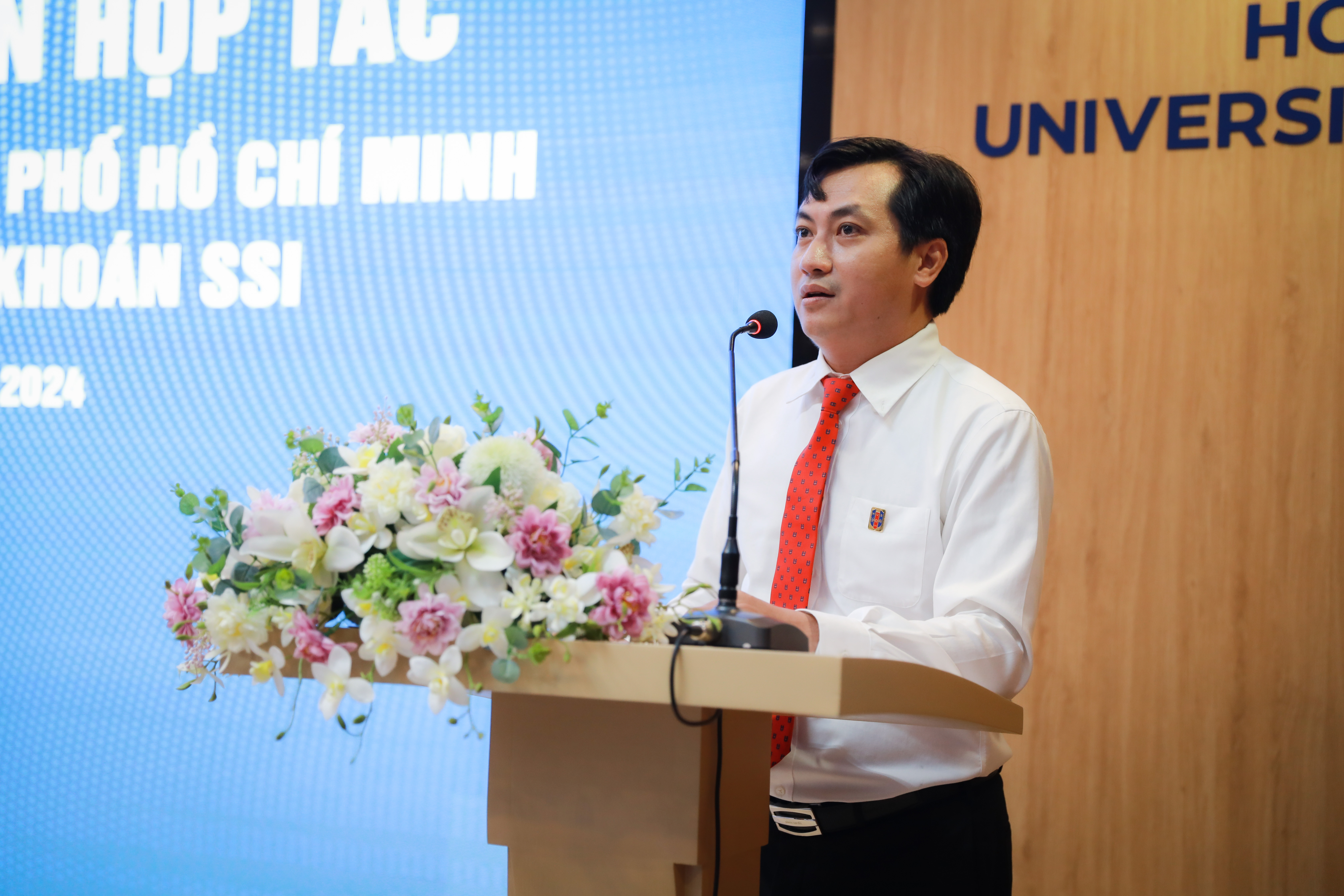 TS Trần Tuấn Vinh – Phó Trưởng Khoa Tài chính trình bày về nội dung kí kết hợp tác giữa HUB và SSI