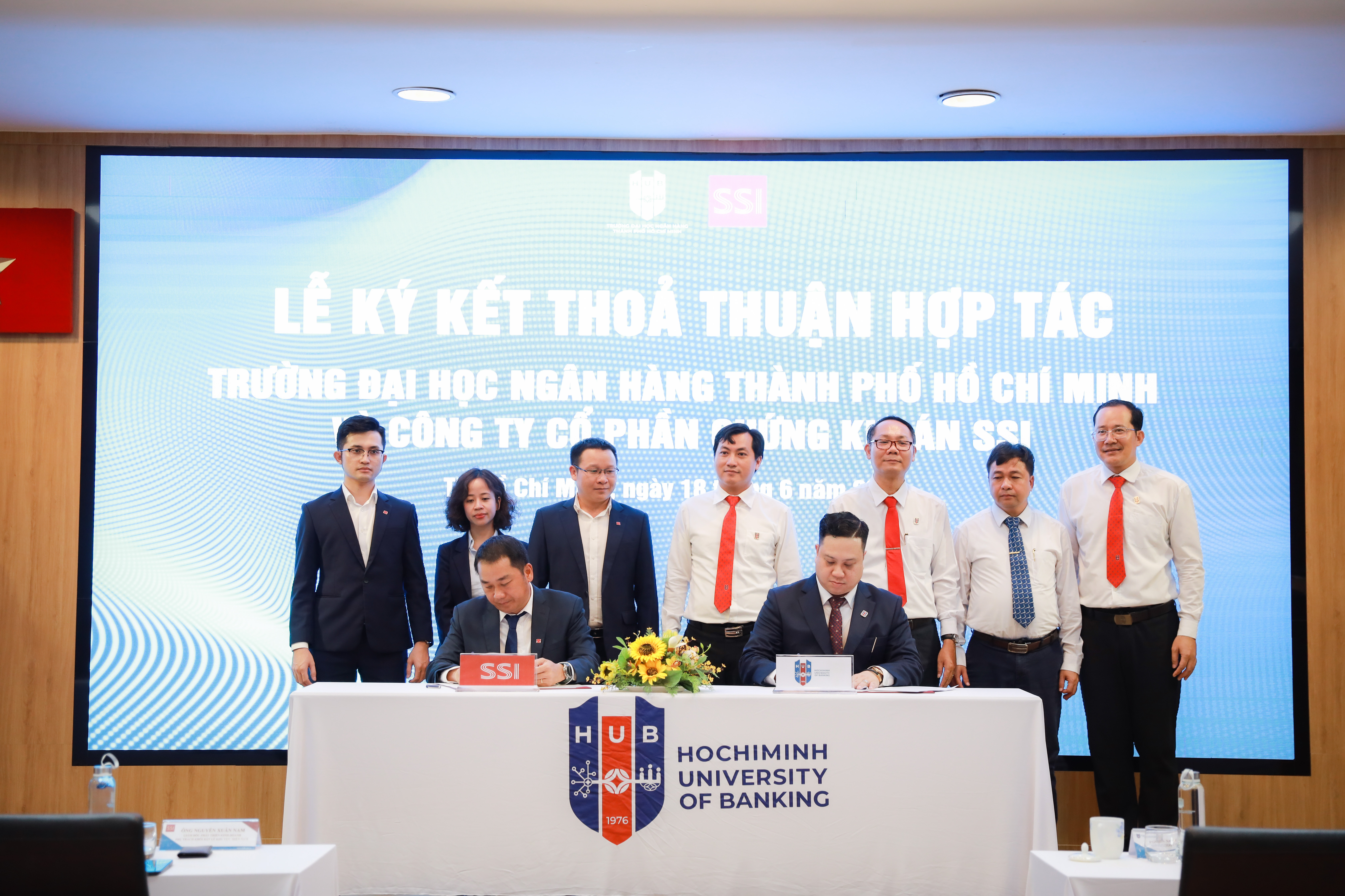 Đại diện HUB và SSI cùng kí kết hợp tác