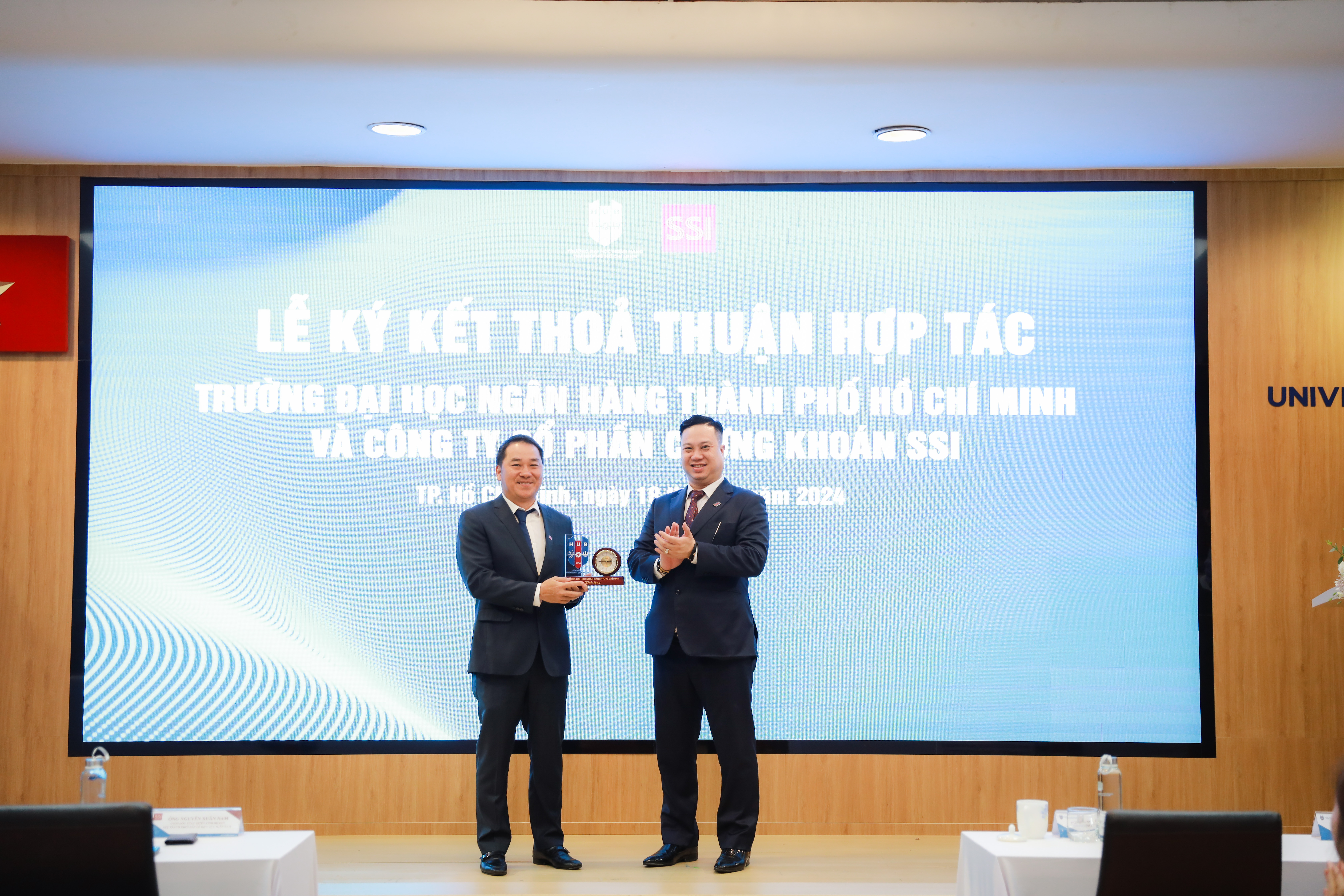 Đại diện HUB và SSI trao quà lưu niệm