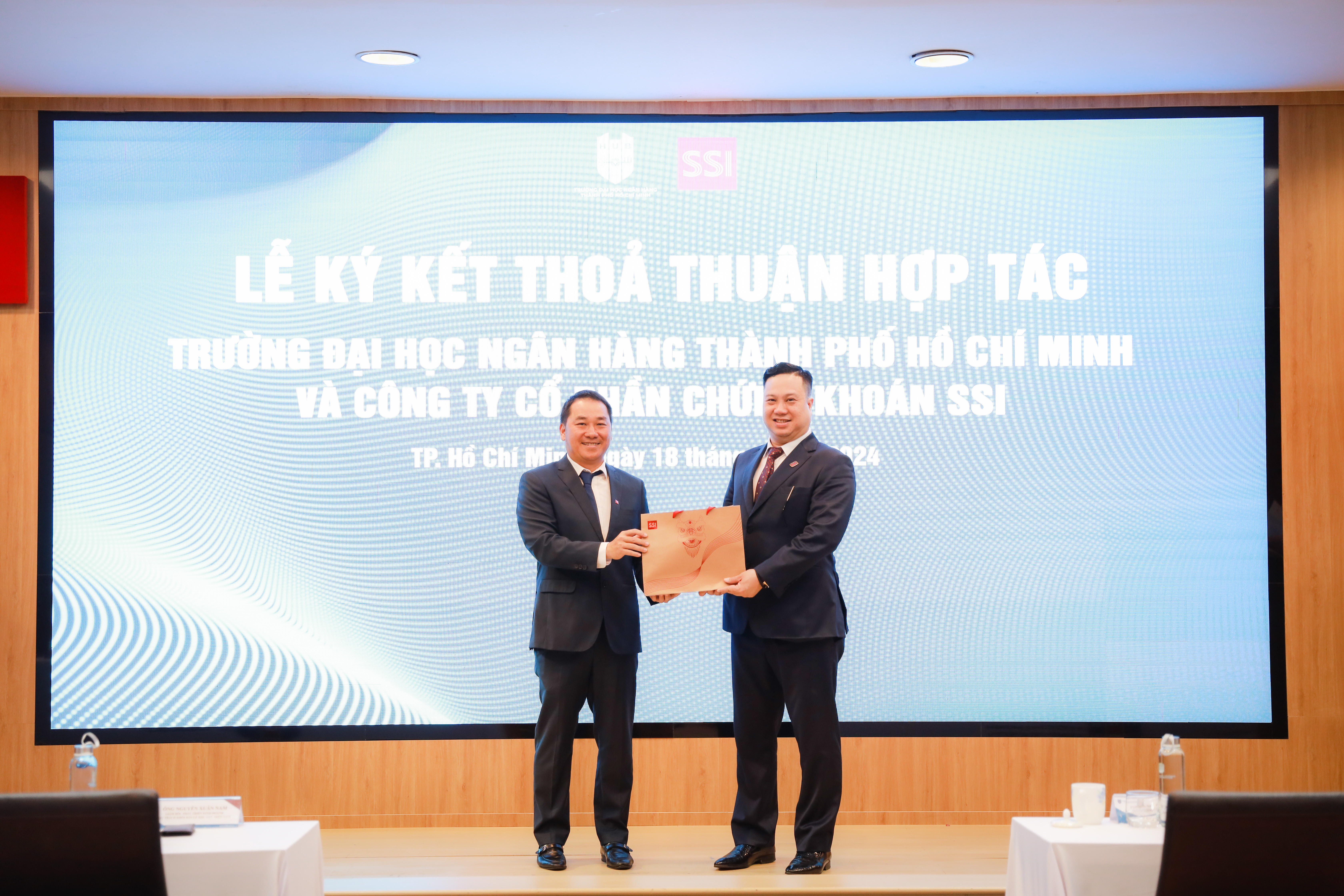 Đại diện HUB và SSI trao quà lưu niệm