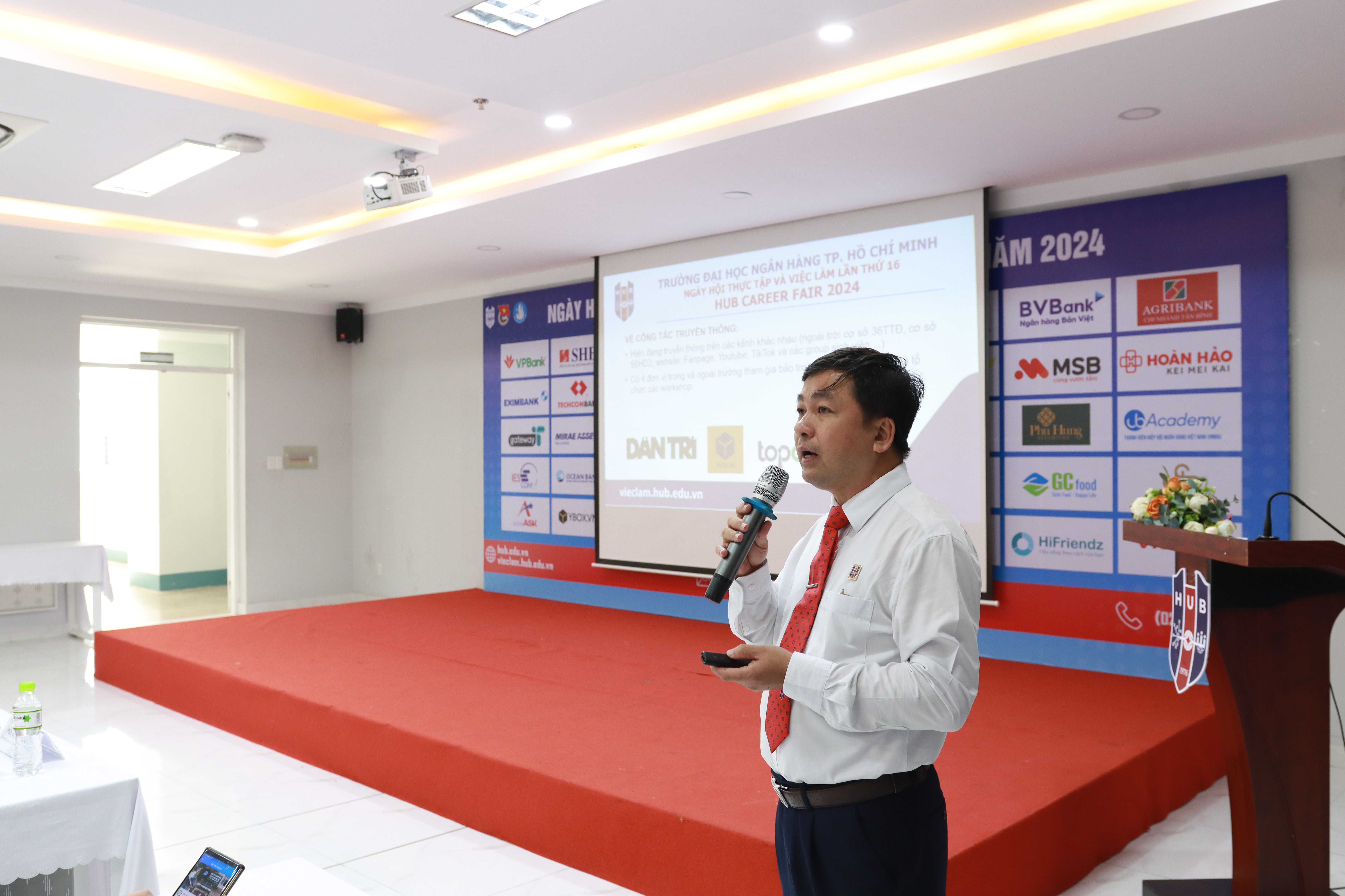 ThS. Trương Tiến Sĩ - Phó Giám đốc Trung tâm sinh viên & Quan hệ doanh nghiệp đã trình bày về chương trình ngày hội