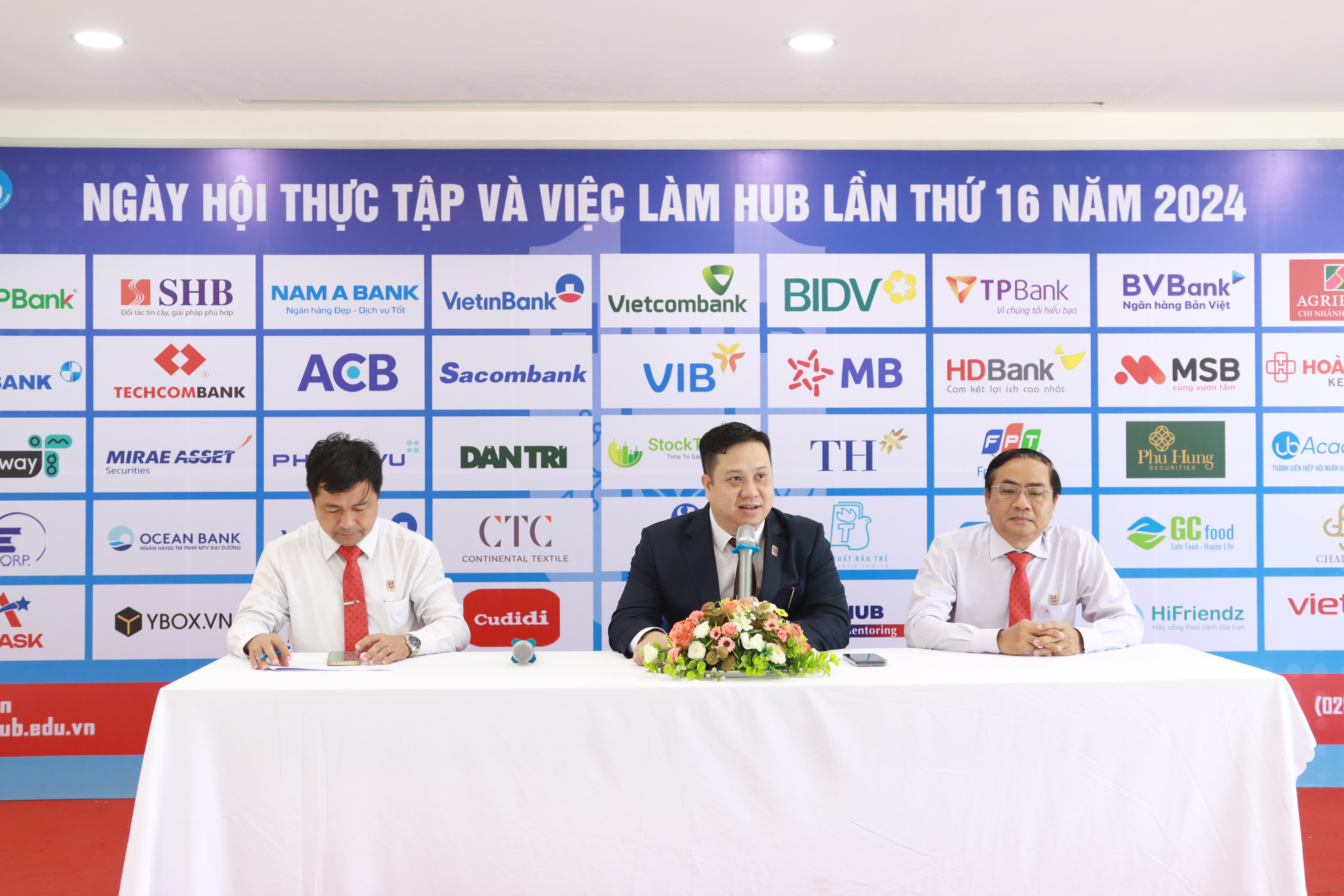 Đại diện HUB trả lời các câu hỏi từ cơ quan báo chí