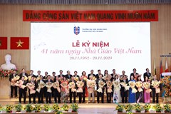 HUB tổ chức Lễ kỷ niệm 41 năm Ngày nhà giáo Việt Nam 2011 và đón nhận chứng nhận kiểm định chất lượng 06 chương trình đào tạo
